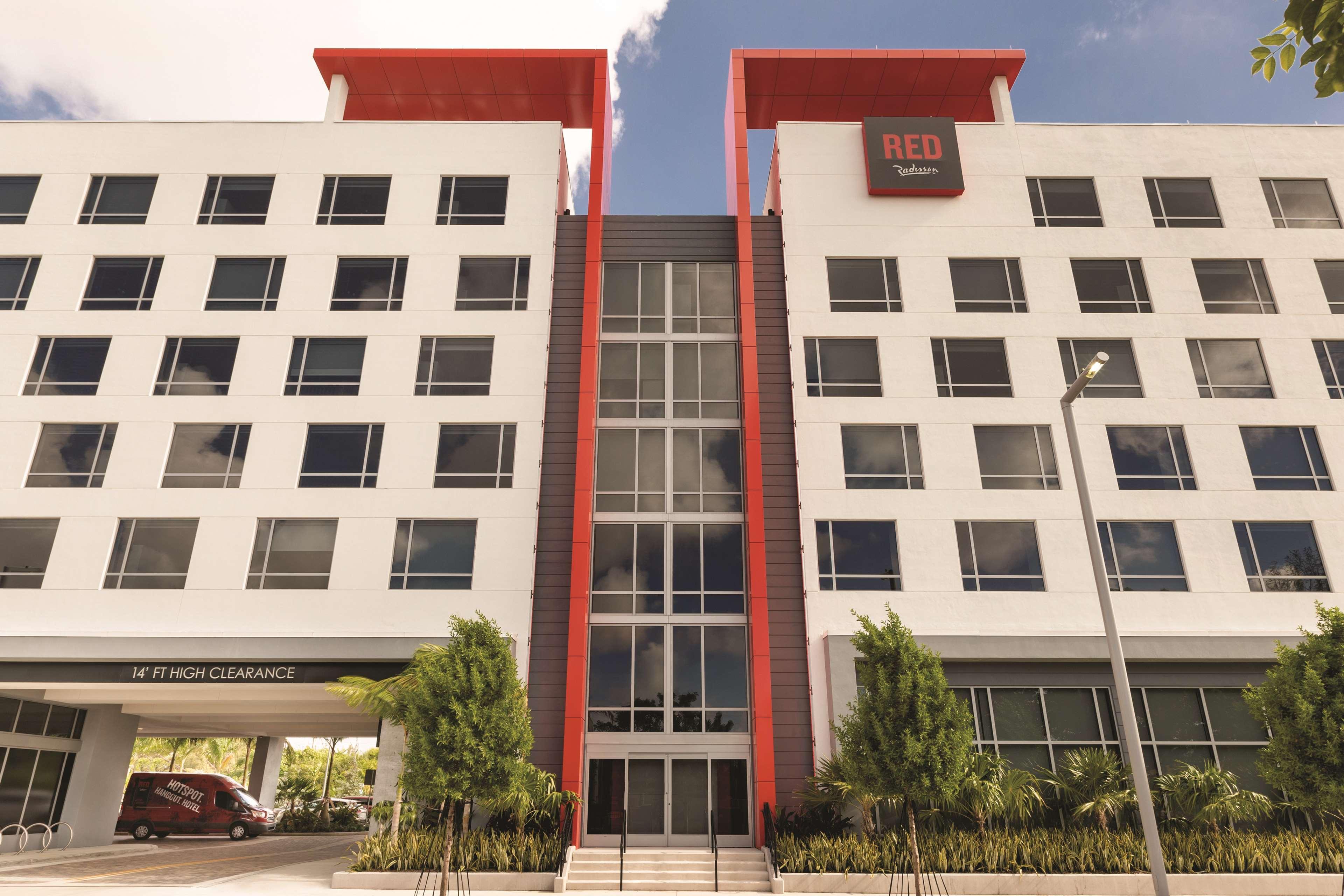 Vista Exterior Radisson RED Miami Airport
