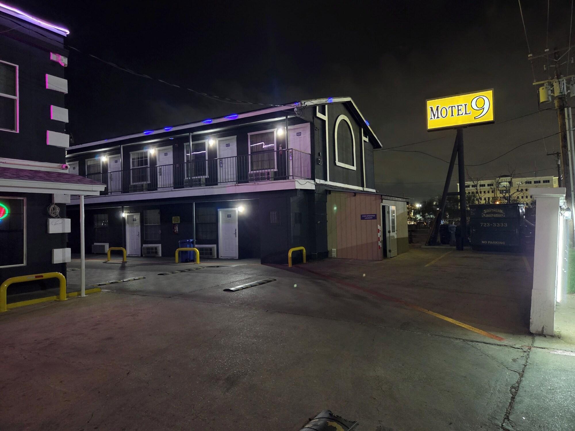 Varios Motel 9
