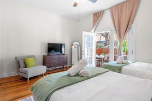 Alquiler Vacacional - Private Patio Apt • Min to NYC • Sleeps up to 9 • Free Parking • Washer/Dryer