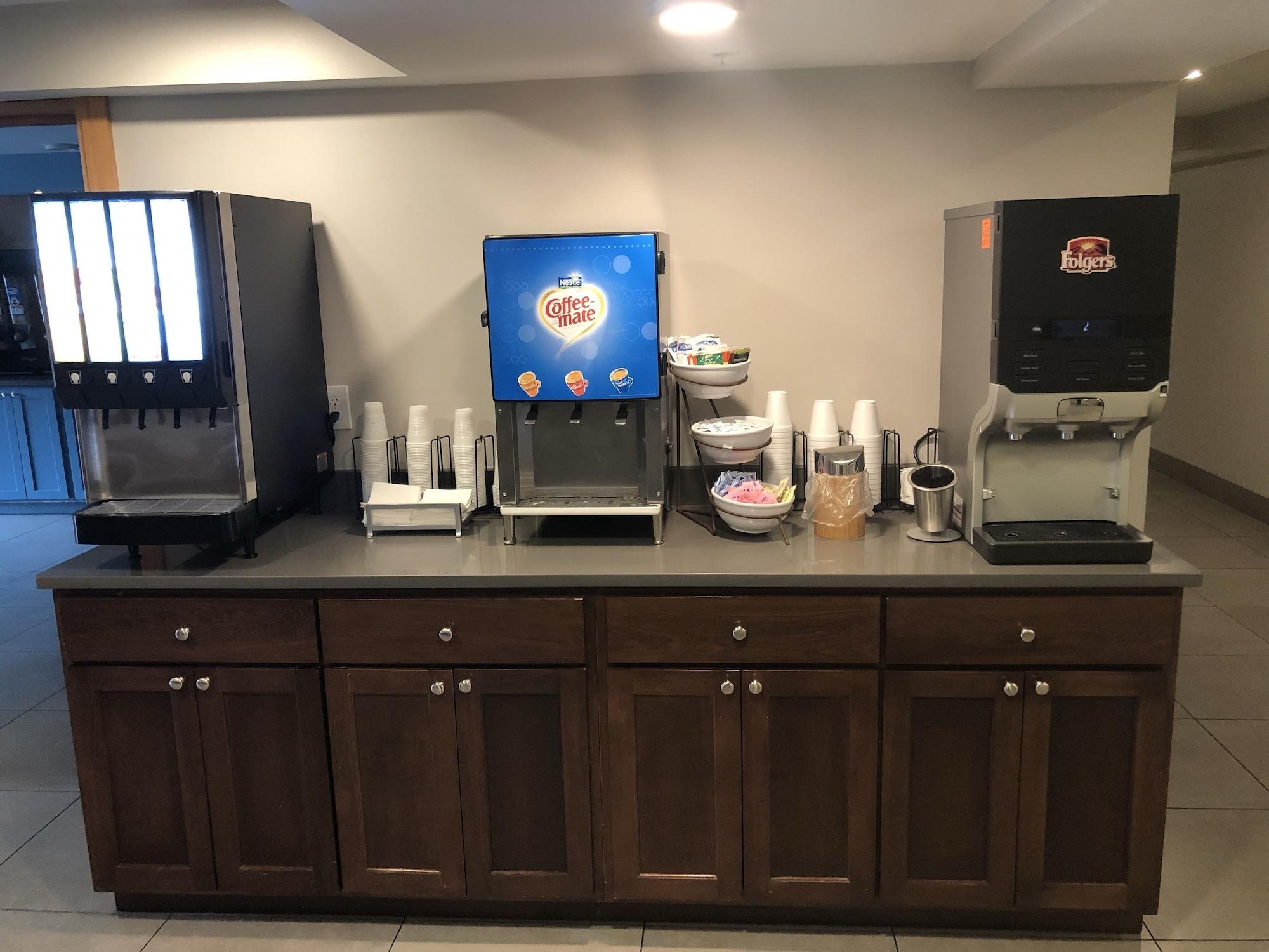 Bar/Salón Country Inn & Suites by Radisson, Gatlinburg, TN