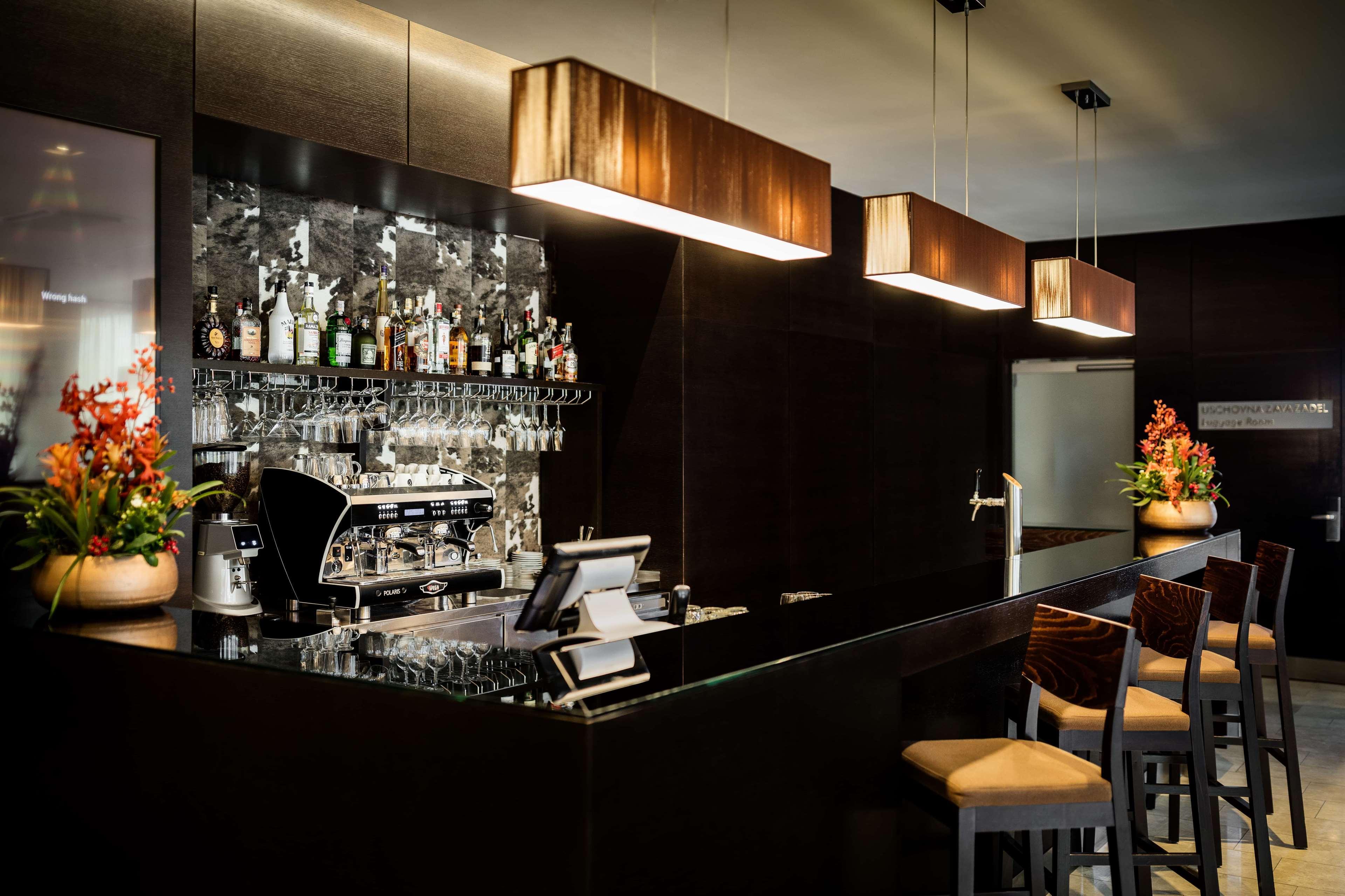 Bar/Salón Occidental Praha Five