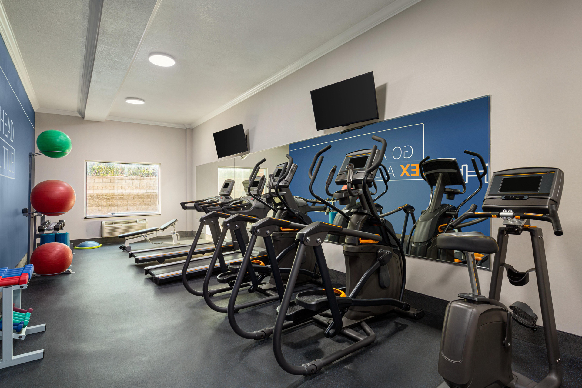 Instalaciones Recreativas Holiday Inn Express and Suites Bakersfield Central by IHG