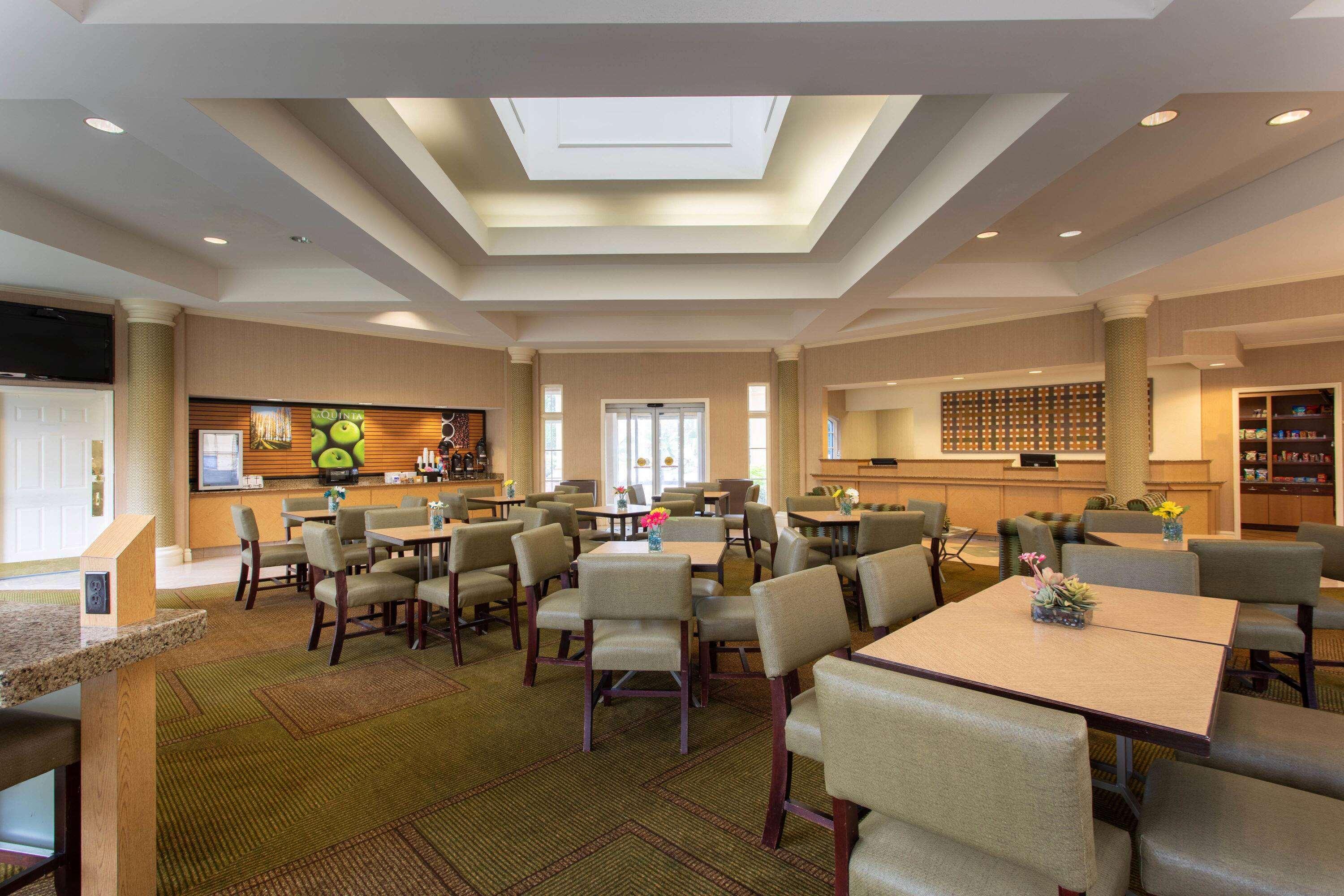 Vista Lobby La Quinta Inn & Suites by Wyndham Jacksonville Butler Blvd