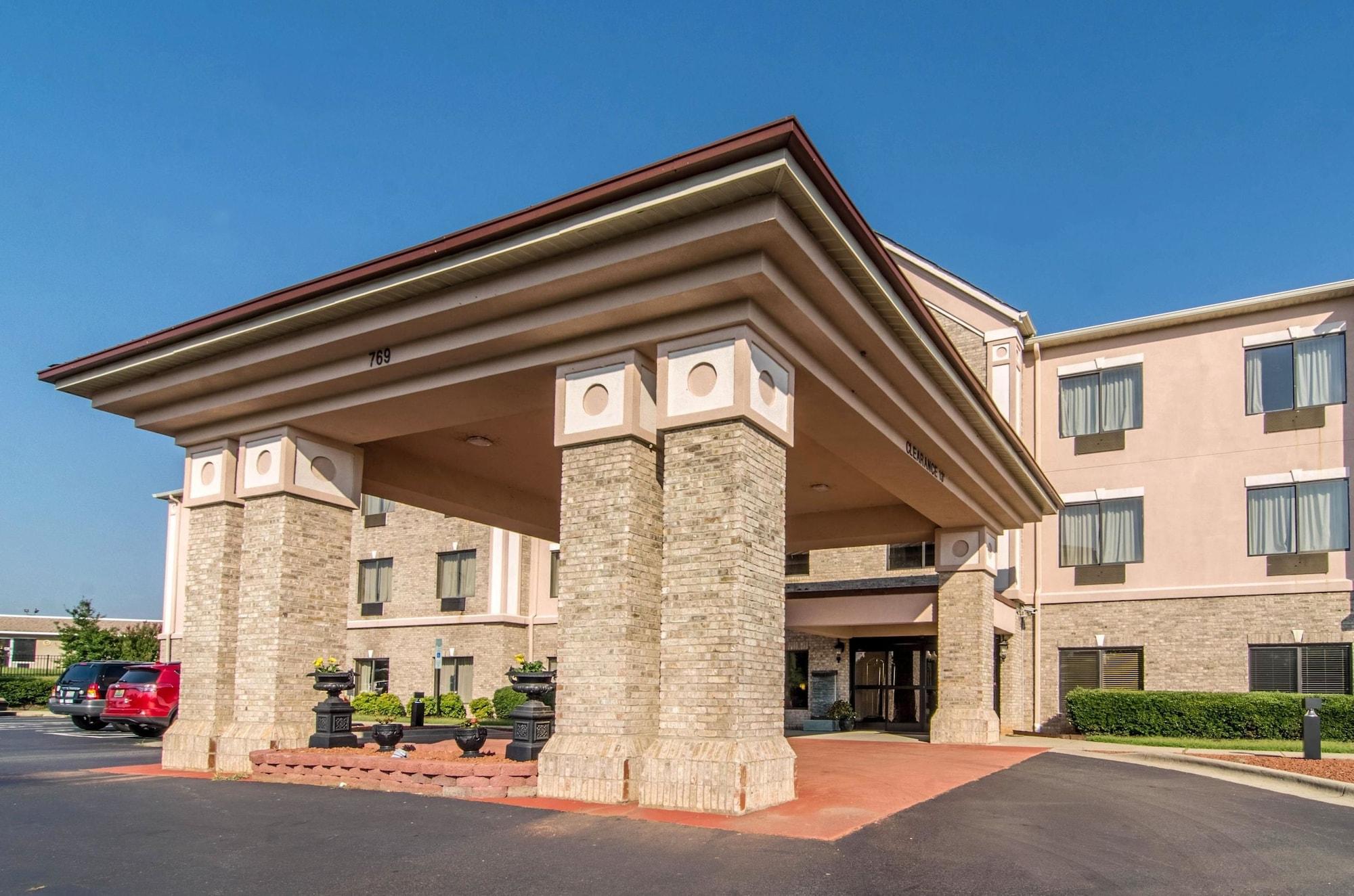 Vista Exterior Quality Suites Graham - Burlington South