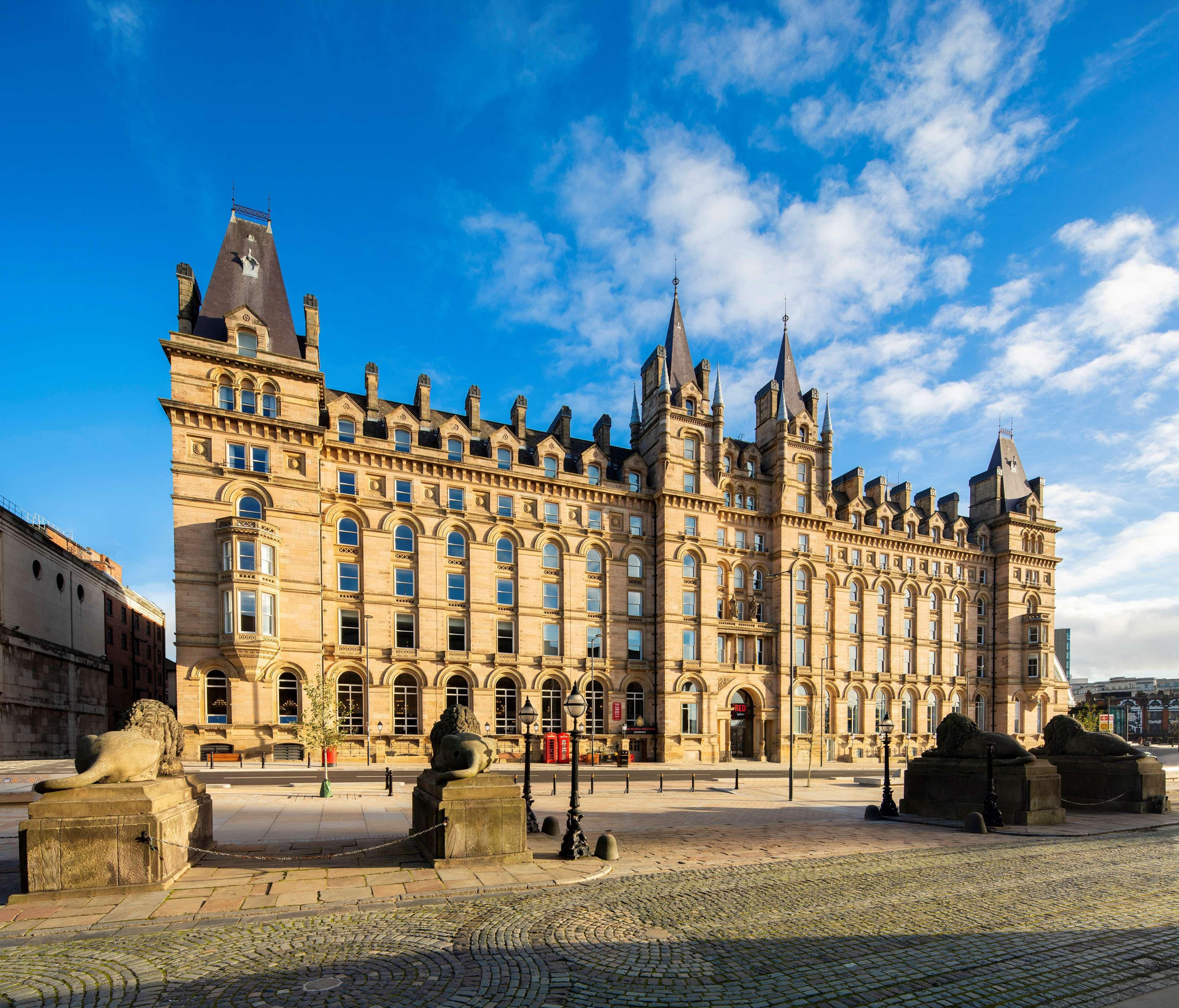 Vista Exterior Radisson RED Liverpool