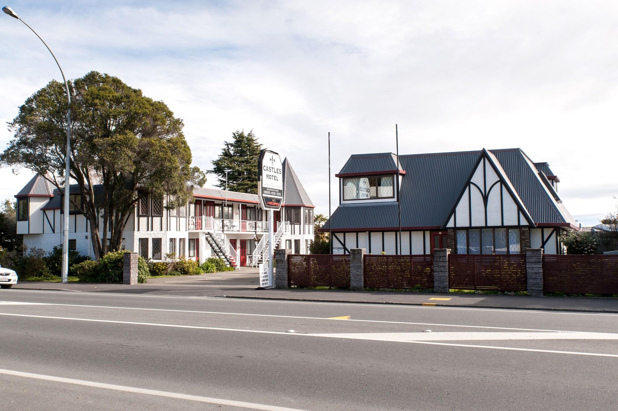 Vista Exterior Castles Motel and Driftwood Motel