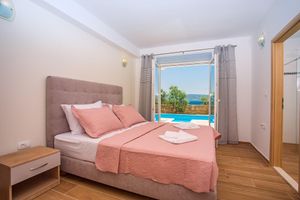 Alquiler Vacacional - Villa with private heated pool, 50 meters from the sea.