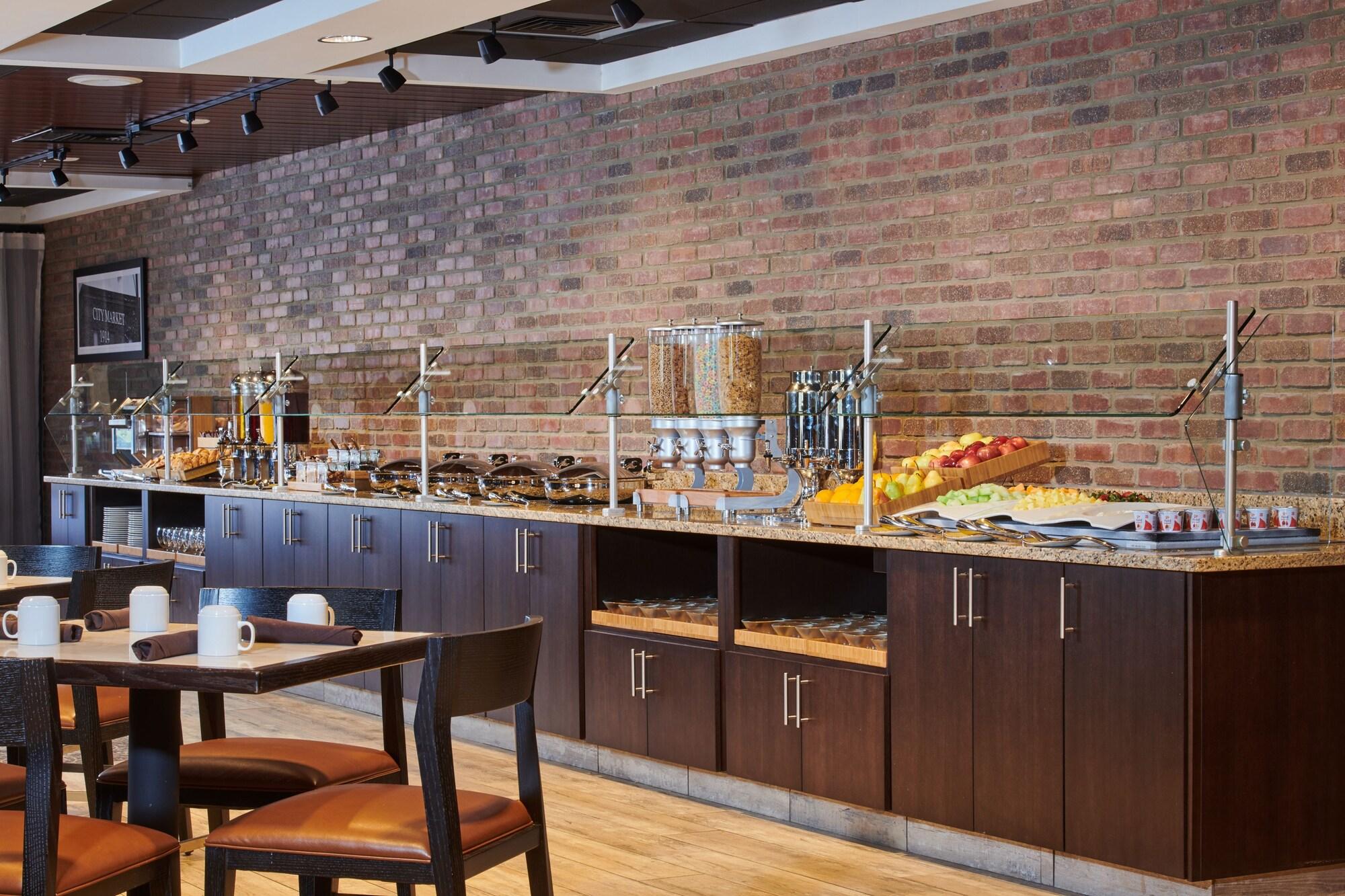 Restaurant DoubleTree by Hilton Raleigh Crabtree Valley