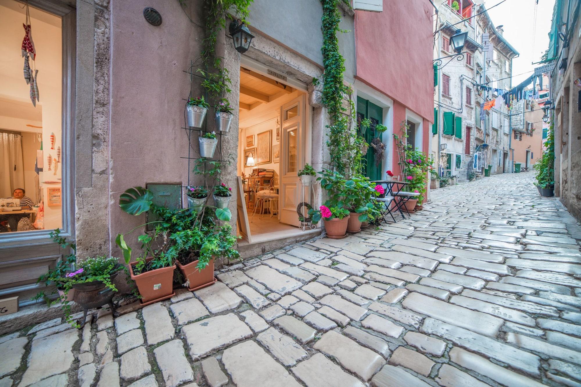 Vista Lobby Villa Segalla