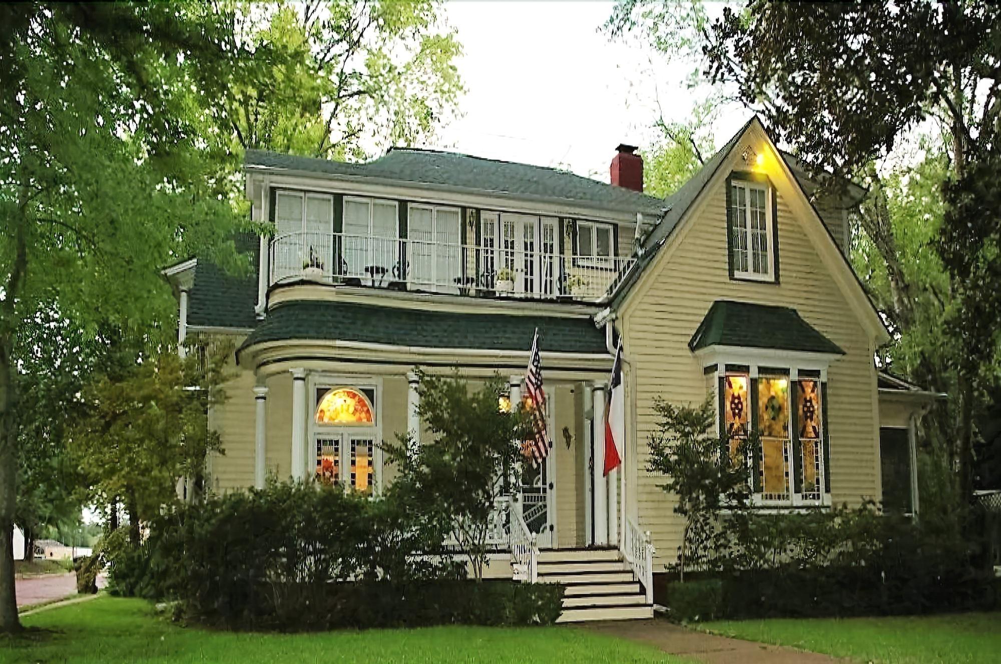 Vista Exterior Woldert-Spence Manor