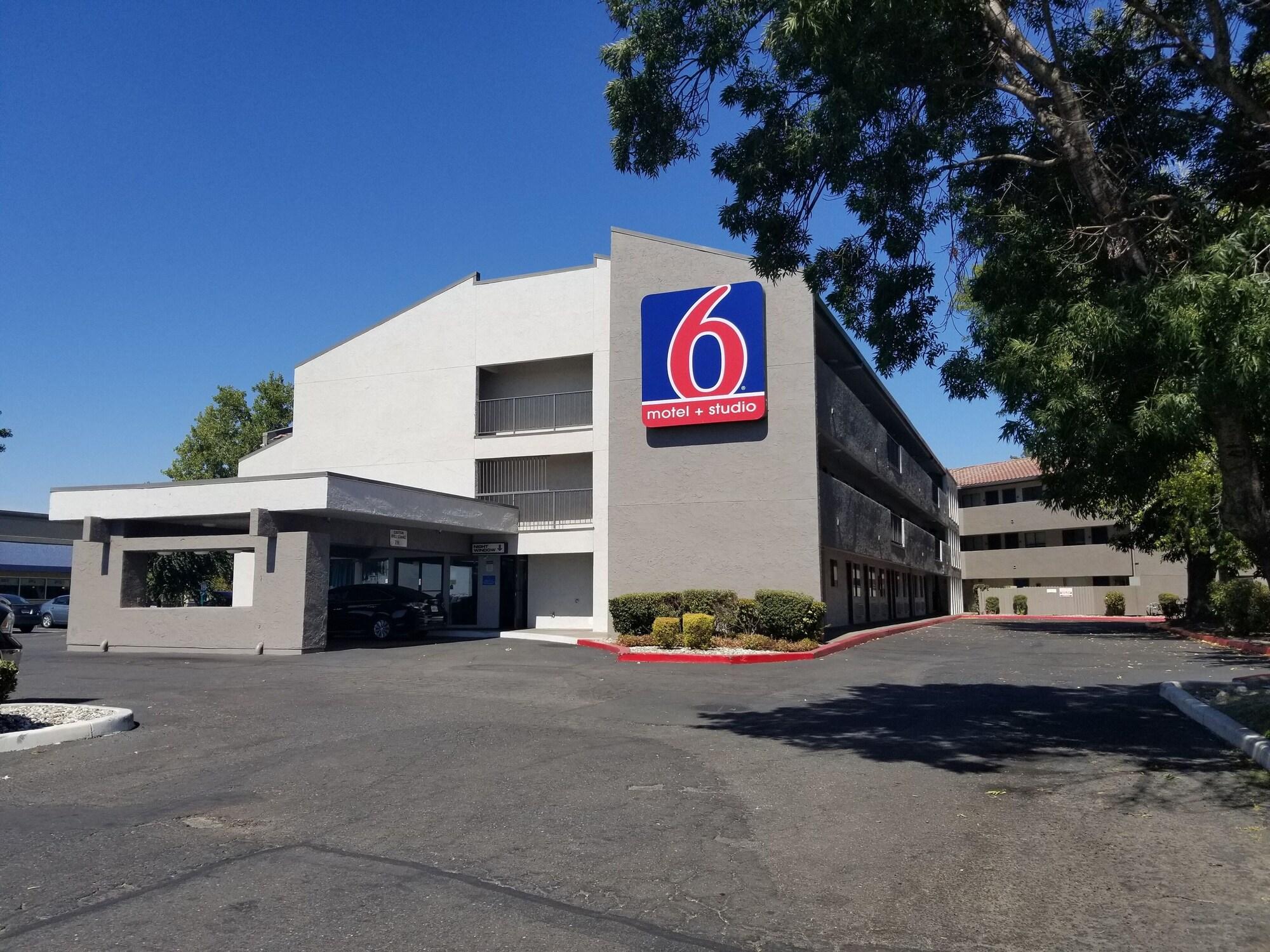 Vista Exterior Motel 6 Sacramento, CA - Natomas & SMF Airport