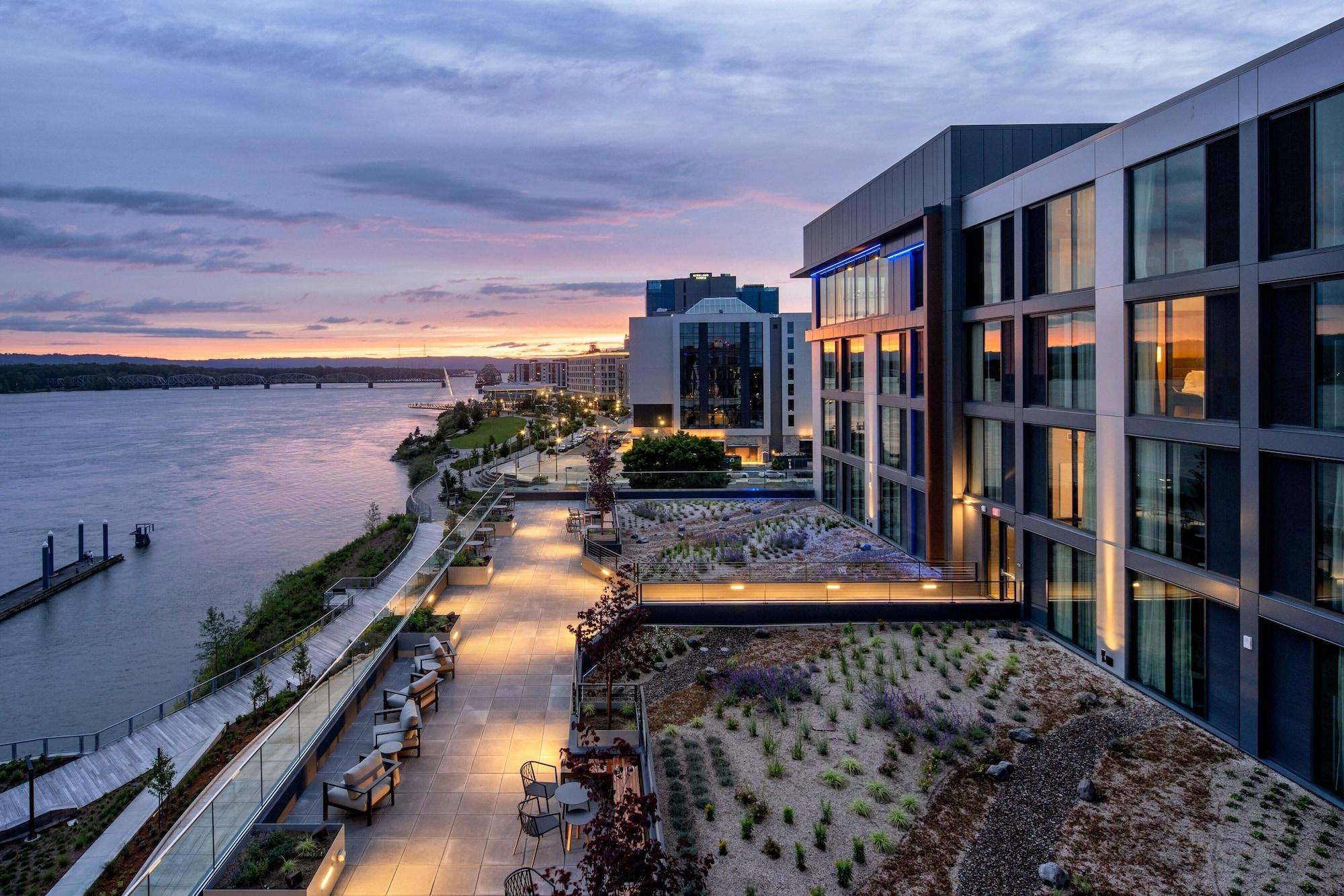 Varios AC Hotel Vancouver Waterfront