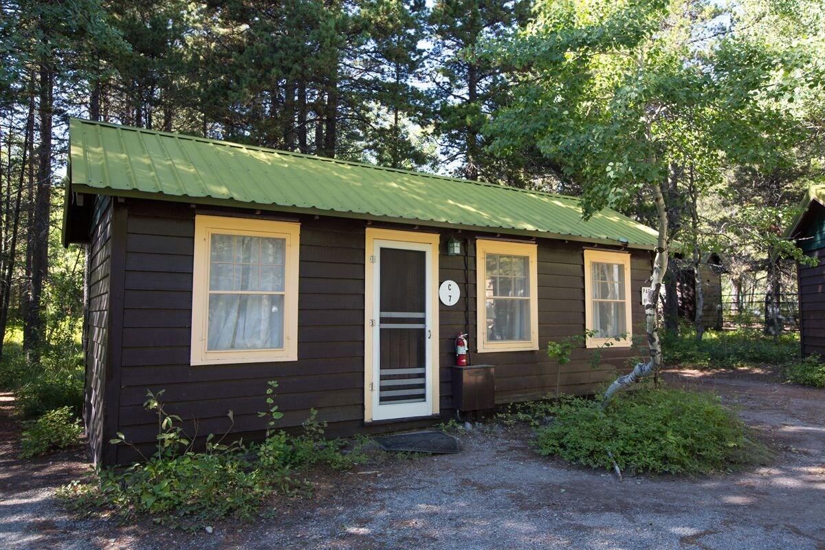 Vista Exterior Swiftcurrent Motor Inn and Cabins - Inside the Park