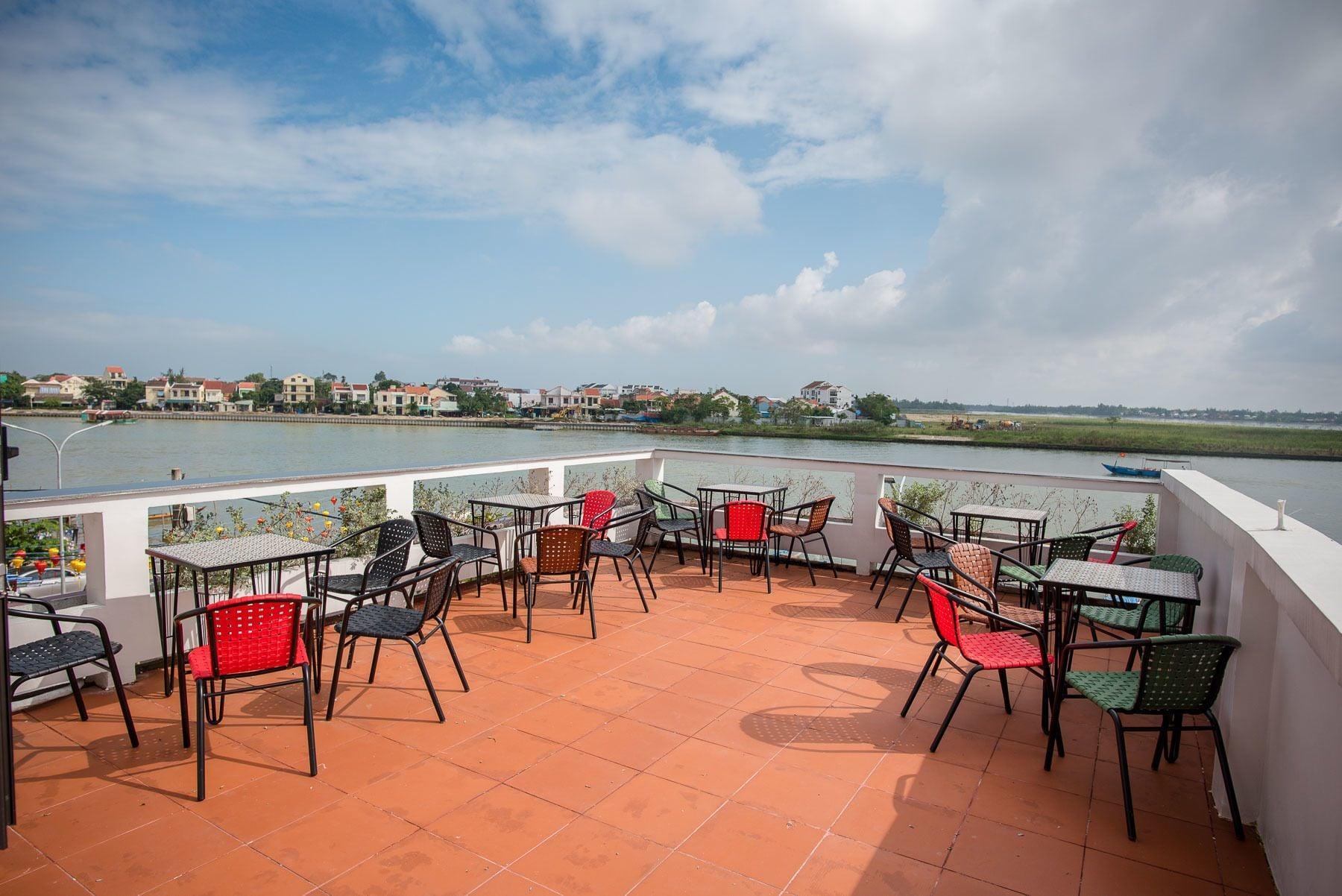 Varios Minh An Riverside Villa