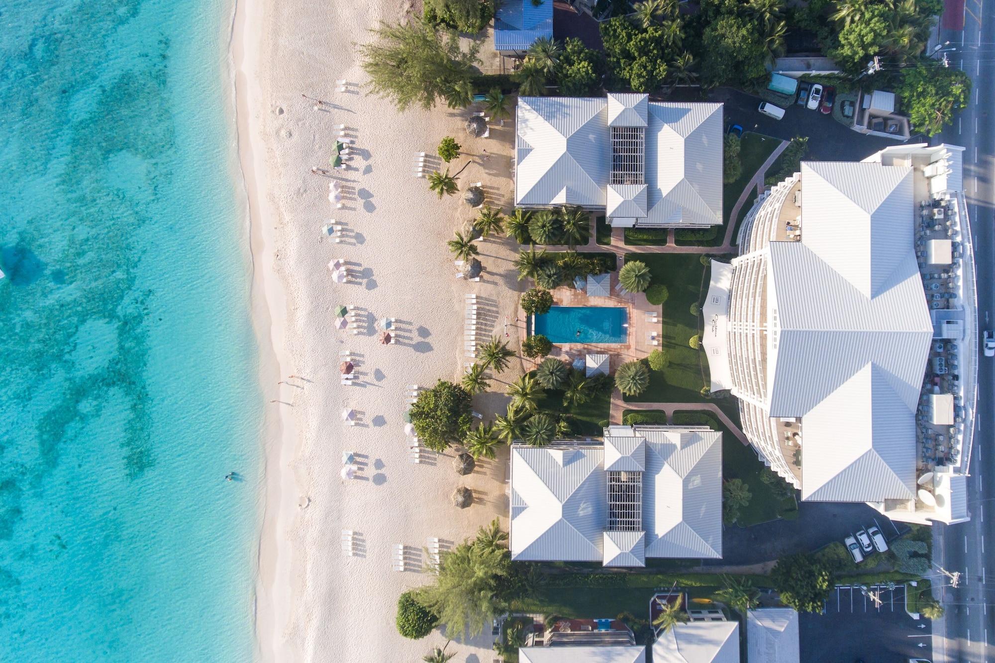 Vista Exterior Caribbean Club Luxury Condo Hotel