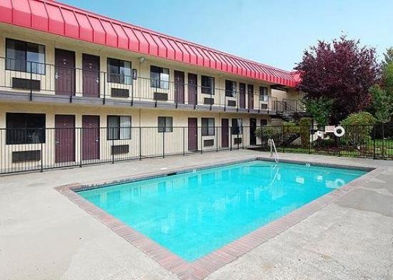 Vista Piscina Rodeway Inn & Suites