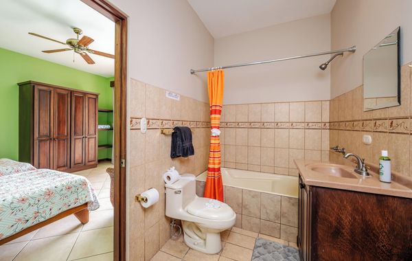 NEW! Perfect 4-Bedroom Ocean View Retreat with Private Pool in Hermosa Heights - Hoteles con jacuzzi en Playa Hermosa, Guanacaste