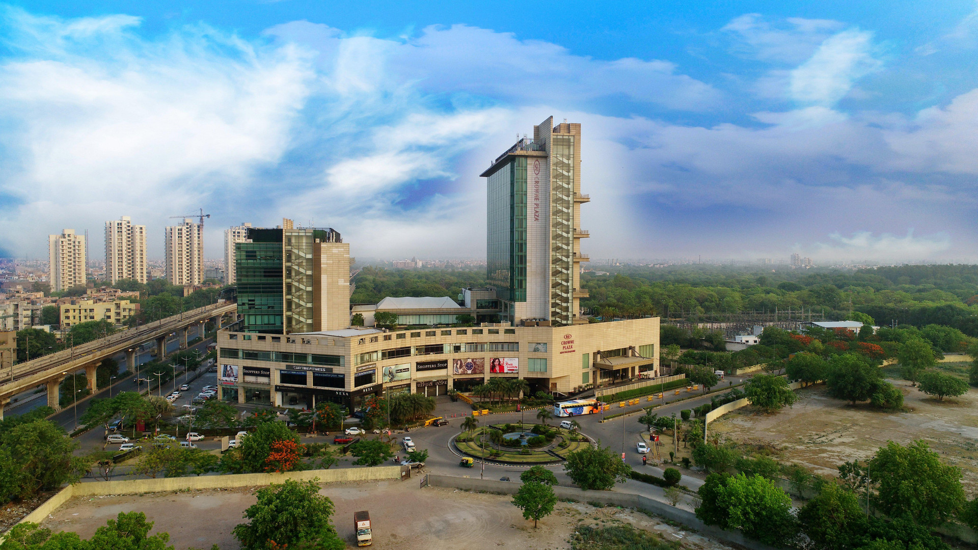 Vista Exterior Crowne Plaza New Delhi Rohini by IHG