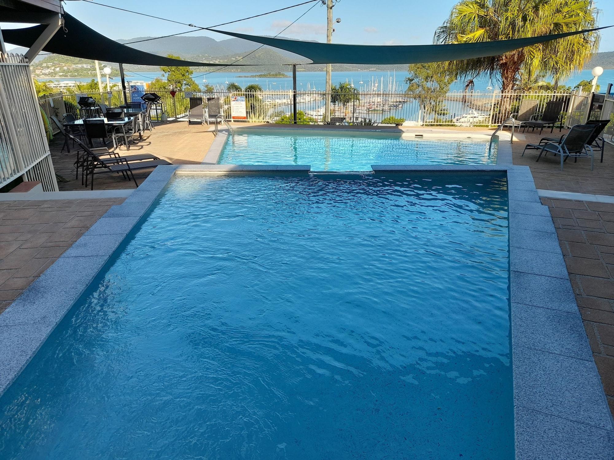 Varios Airlie Apartments