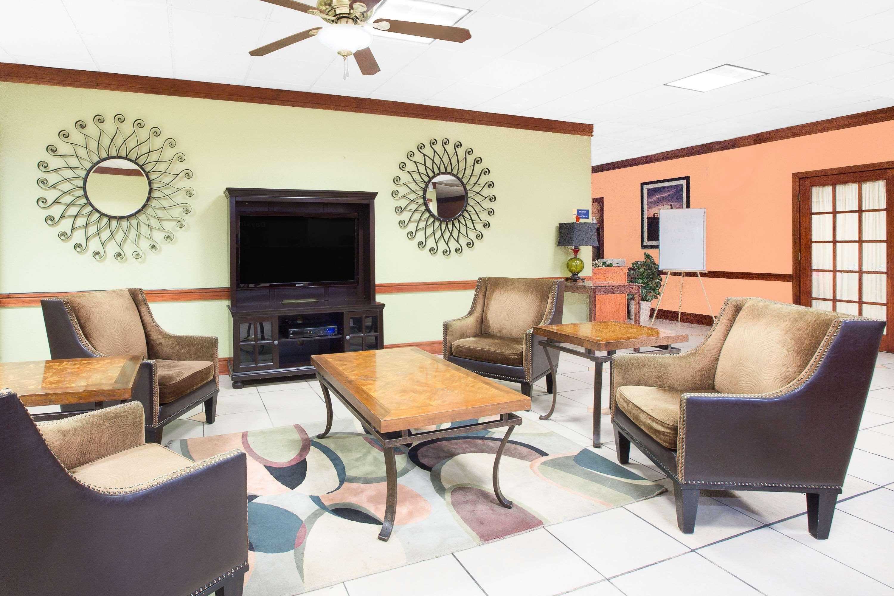 Vista Lobby Days Inn by Wyndham Alice