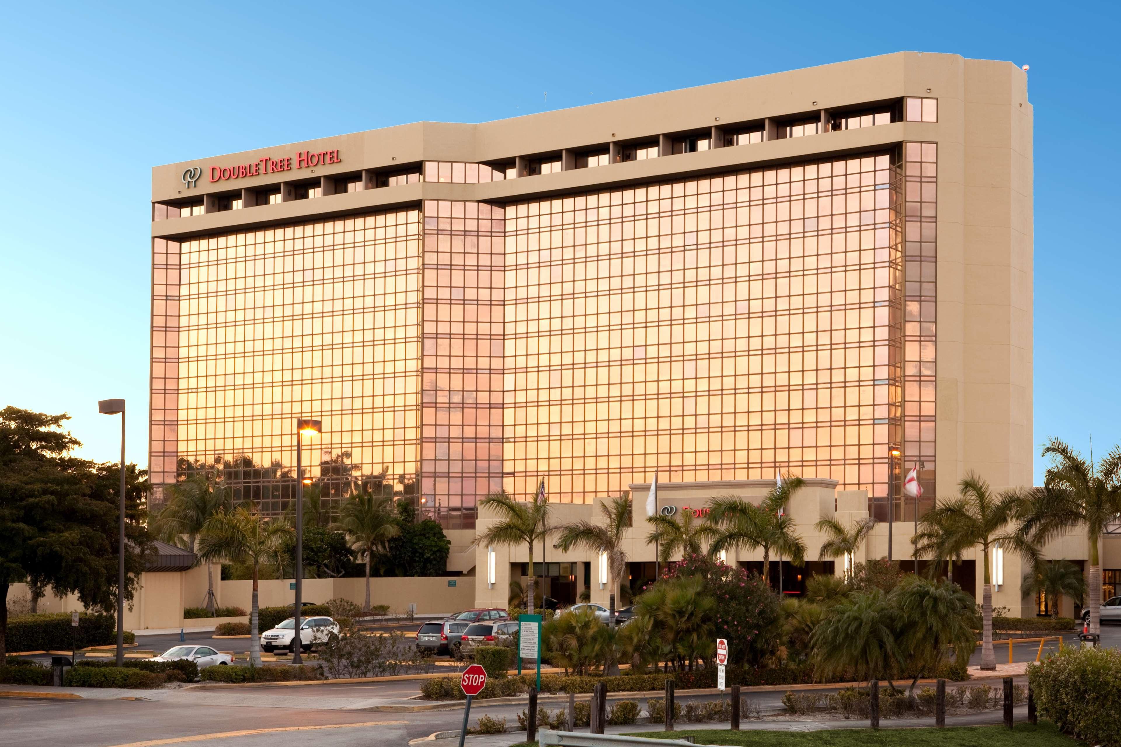 Vista Exterior DoubleTree by Hilton Hotel Miami Airport & Convention Center