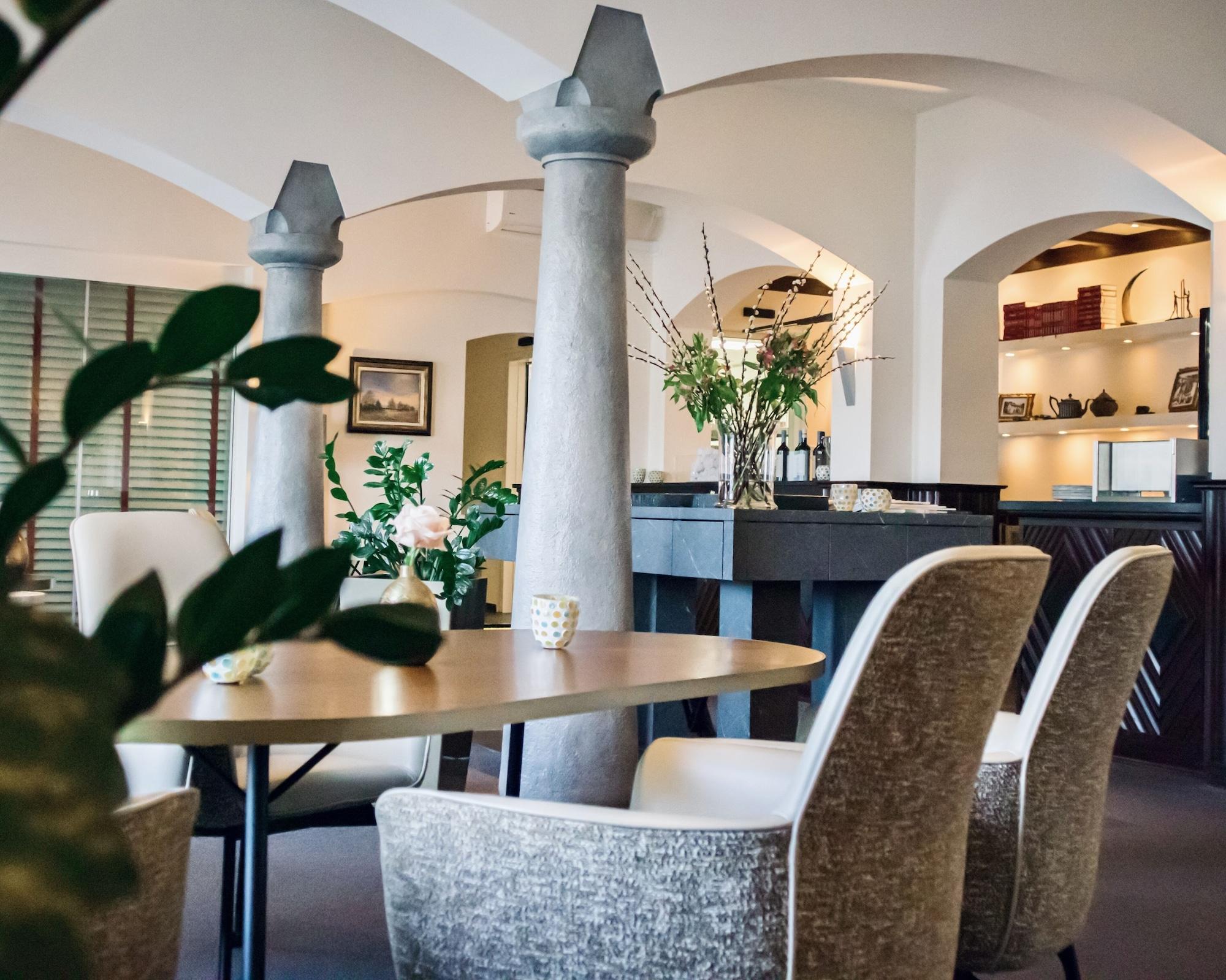 Varios Hotel Restaurant Valuas