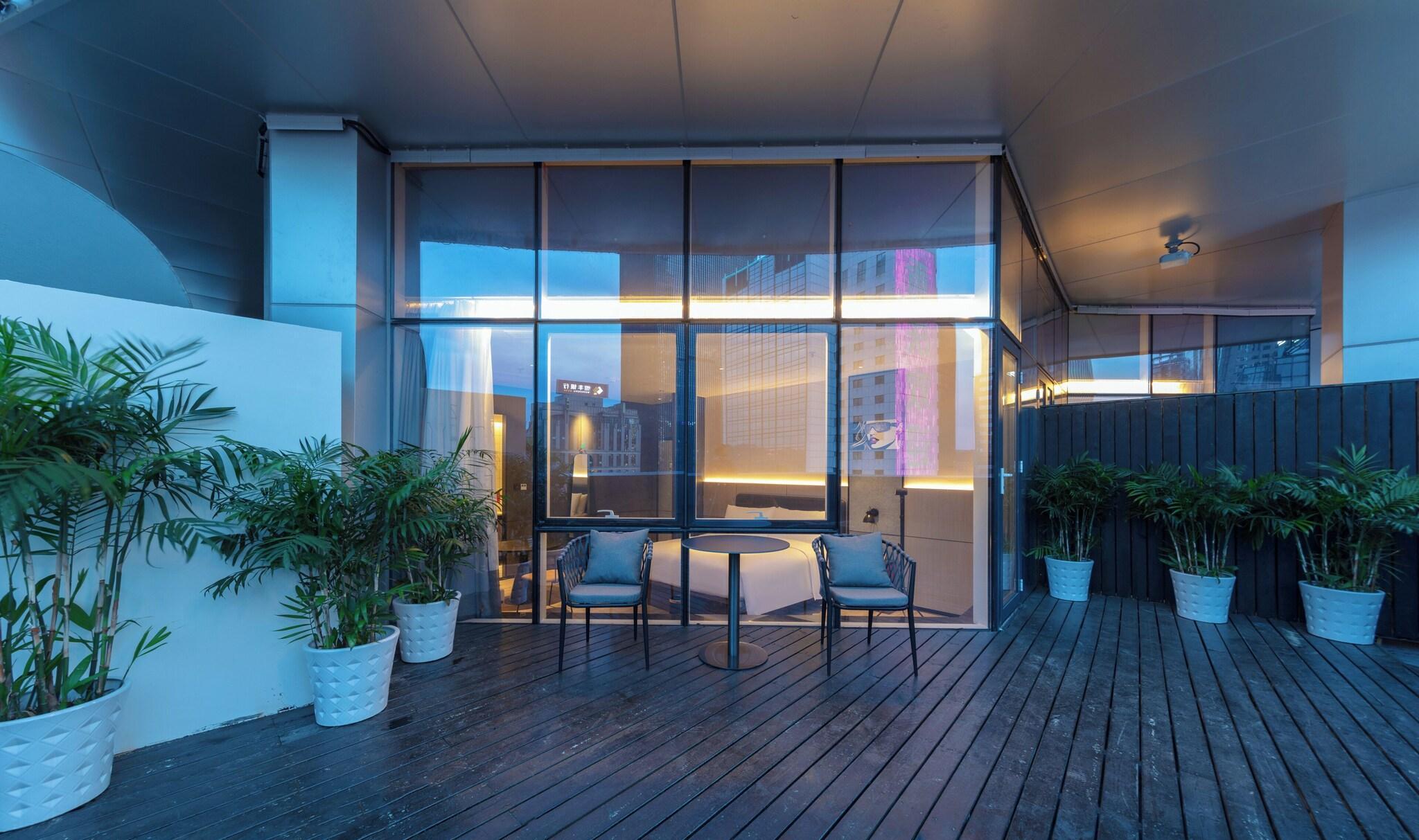 Varios Moxy Chongqing