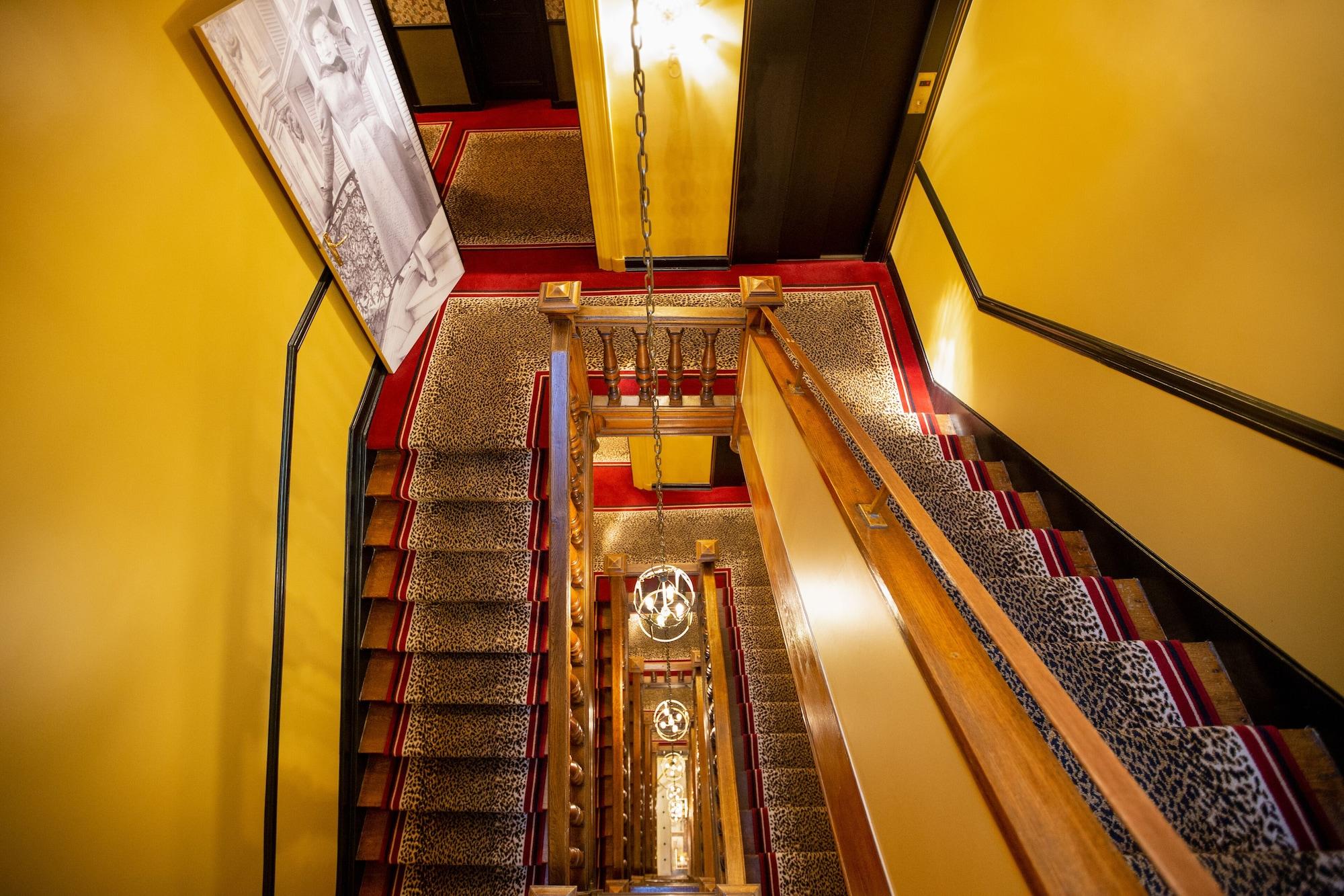 Varios West End Hotel