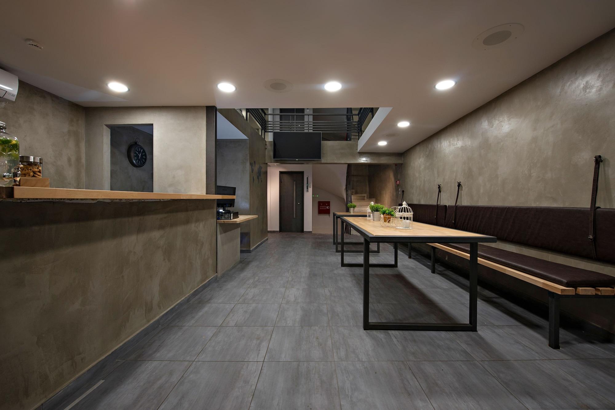 Varios Bedbox Hostel