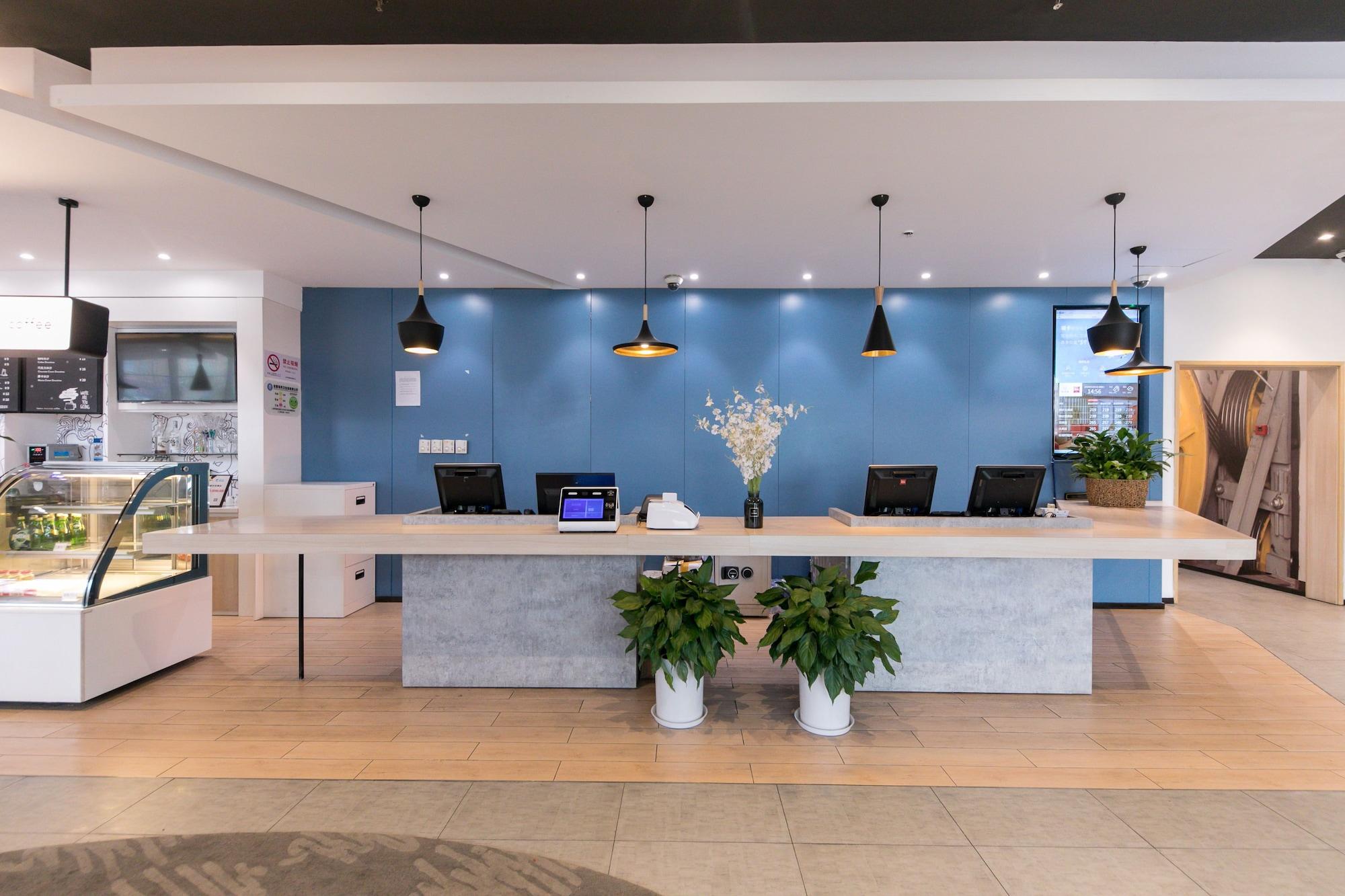 Vista Lobby ibis Shanghai Chengshan Road Hotel