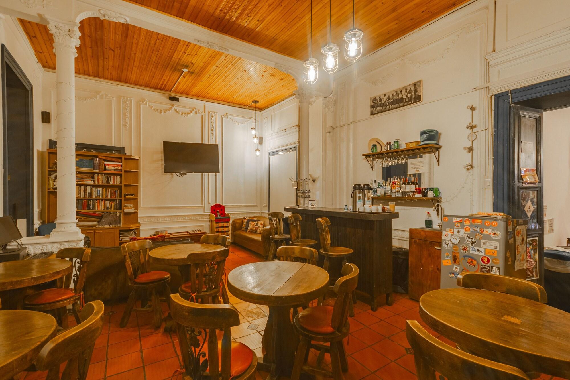 Bar/Salón Hostal Sue Candelaria - Hostel