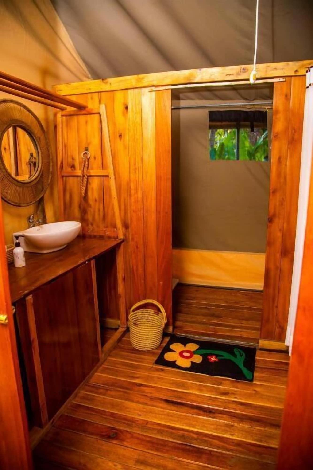 Equipamiento de Habitación Kibo View Farm Lodge