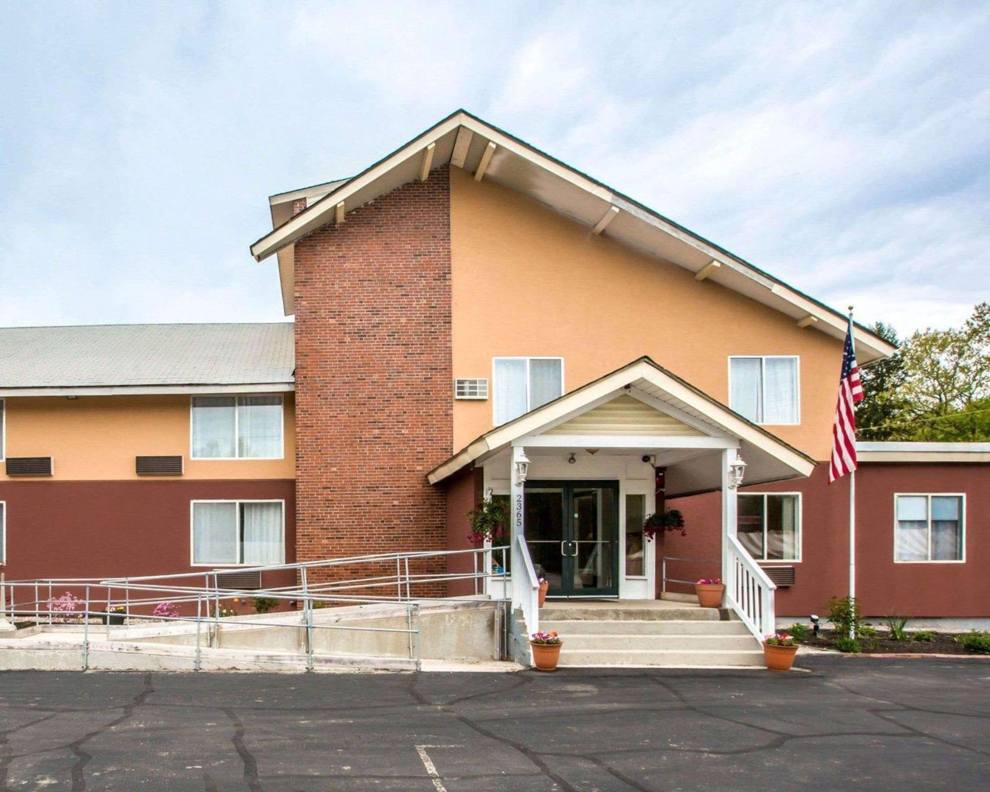 Vista Exterior Econo Lodge Lake Region