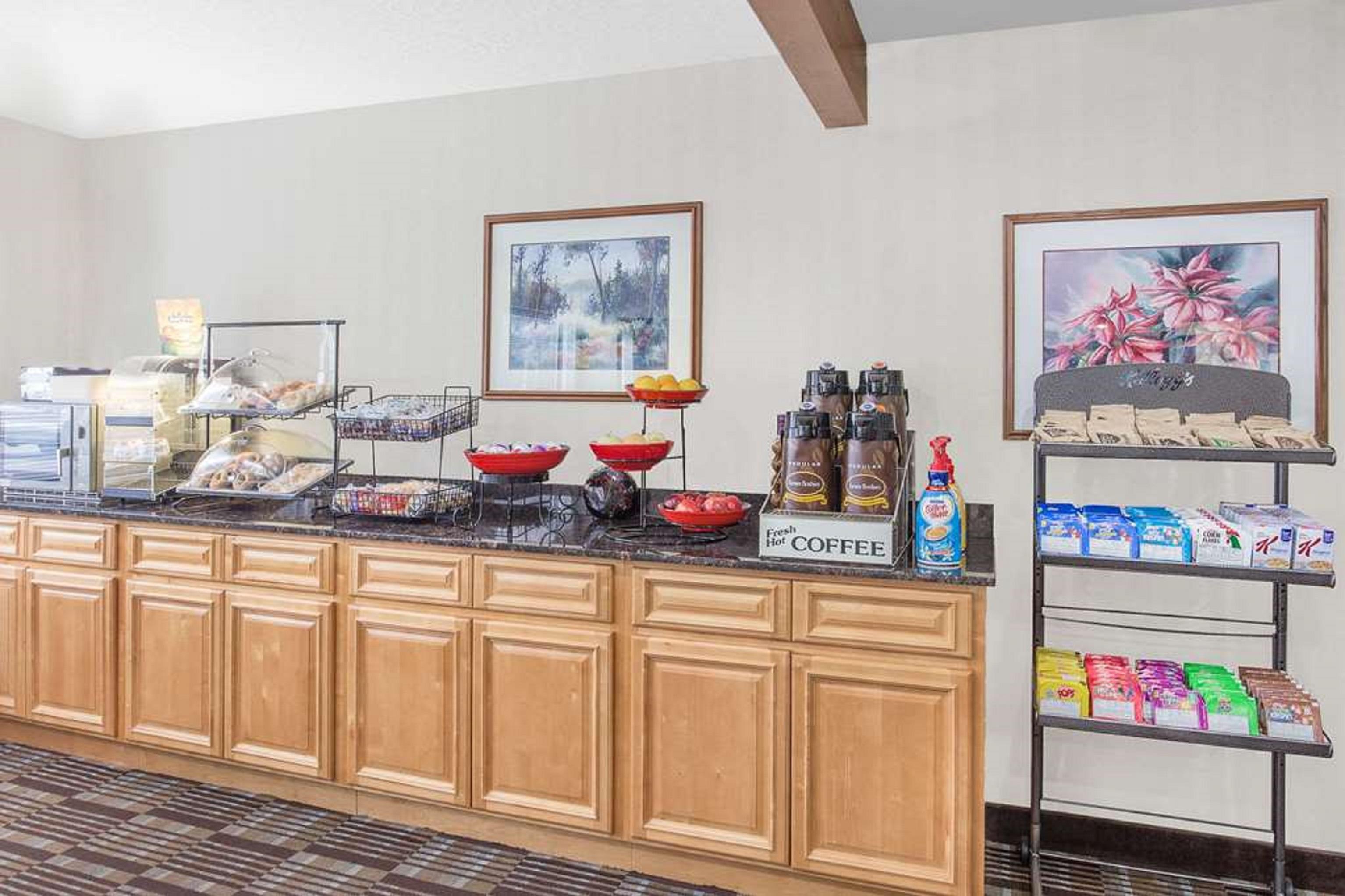 Restaurant Ramada by Wyndham Hancock Waterfront