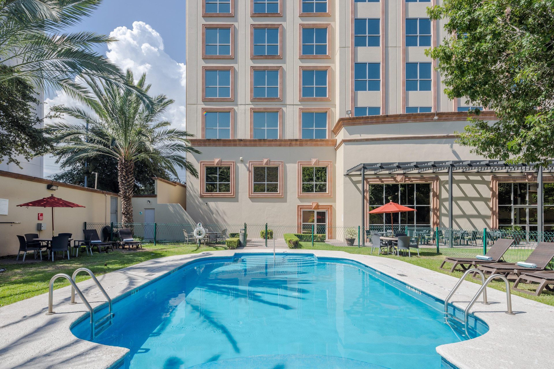 Vista Piscina Holiday Inn Monterrey Valle by IHG
