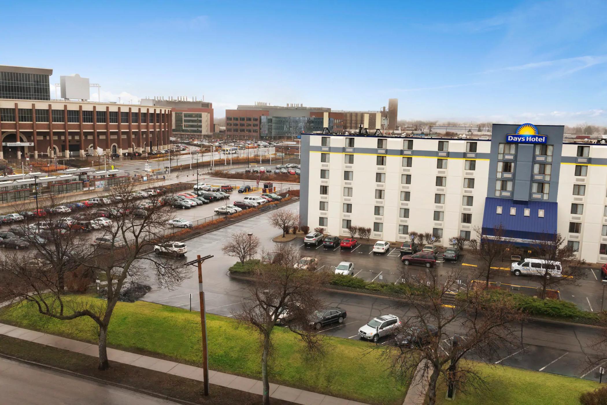Vista Exterior Days Hotel by Wyndham University Ave SE