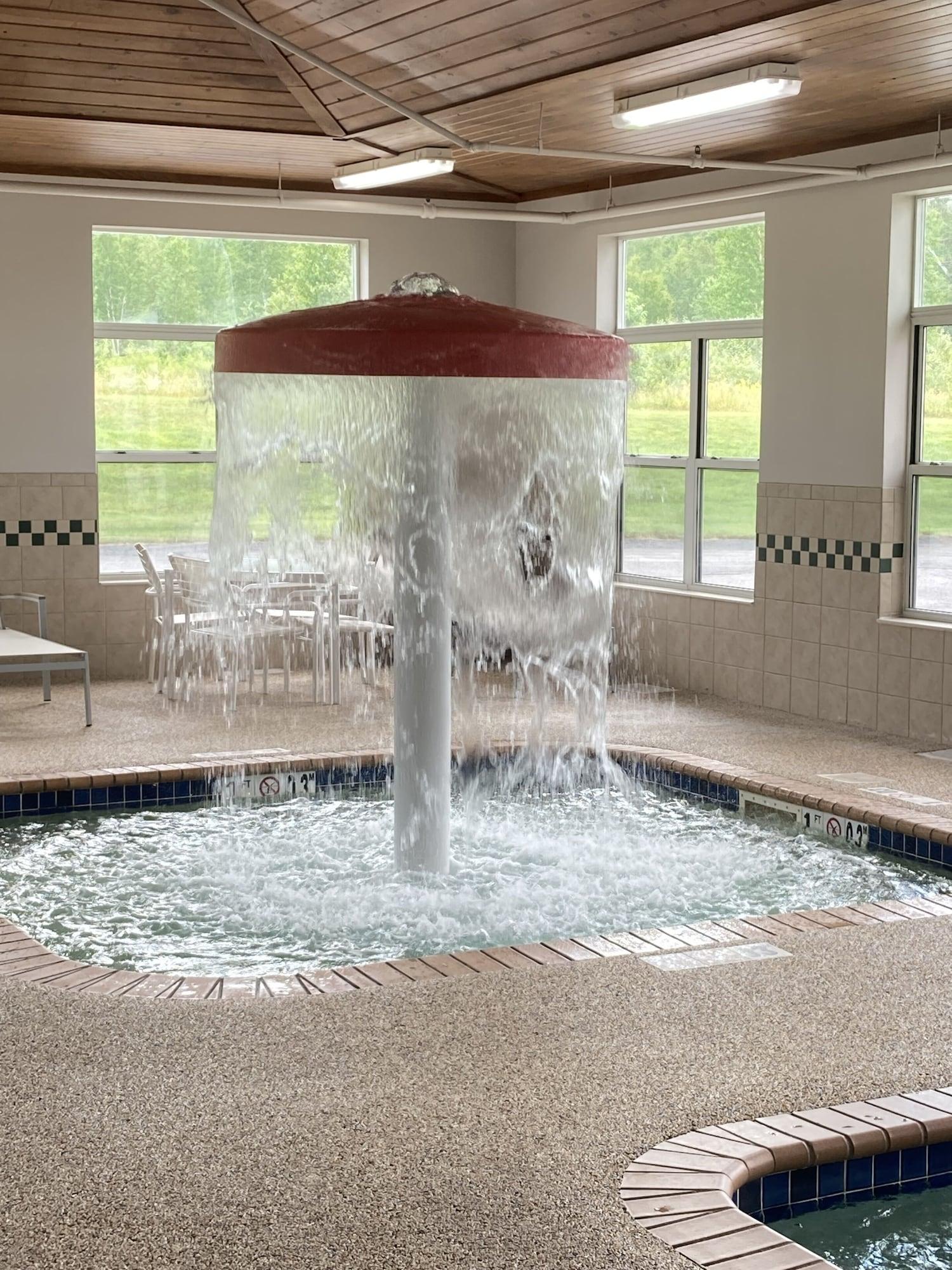 Vista Piscina Country Inn & Suites by Radisson, Houghton, MI