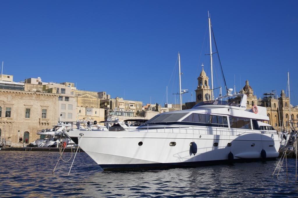 Varios Riti Yacht