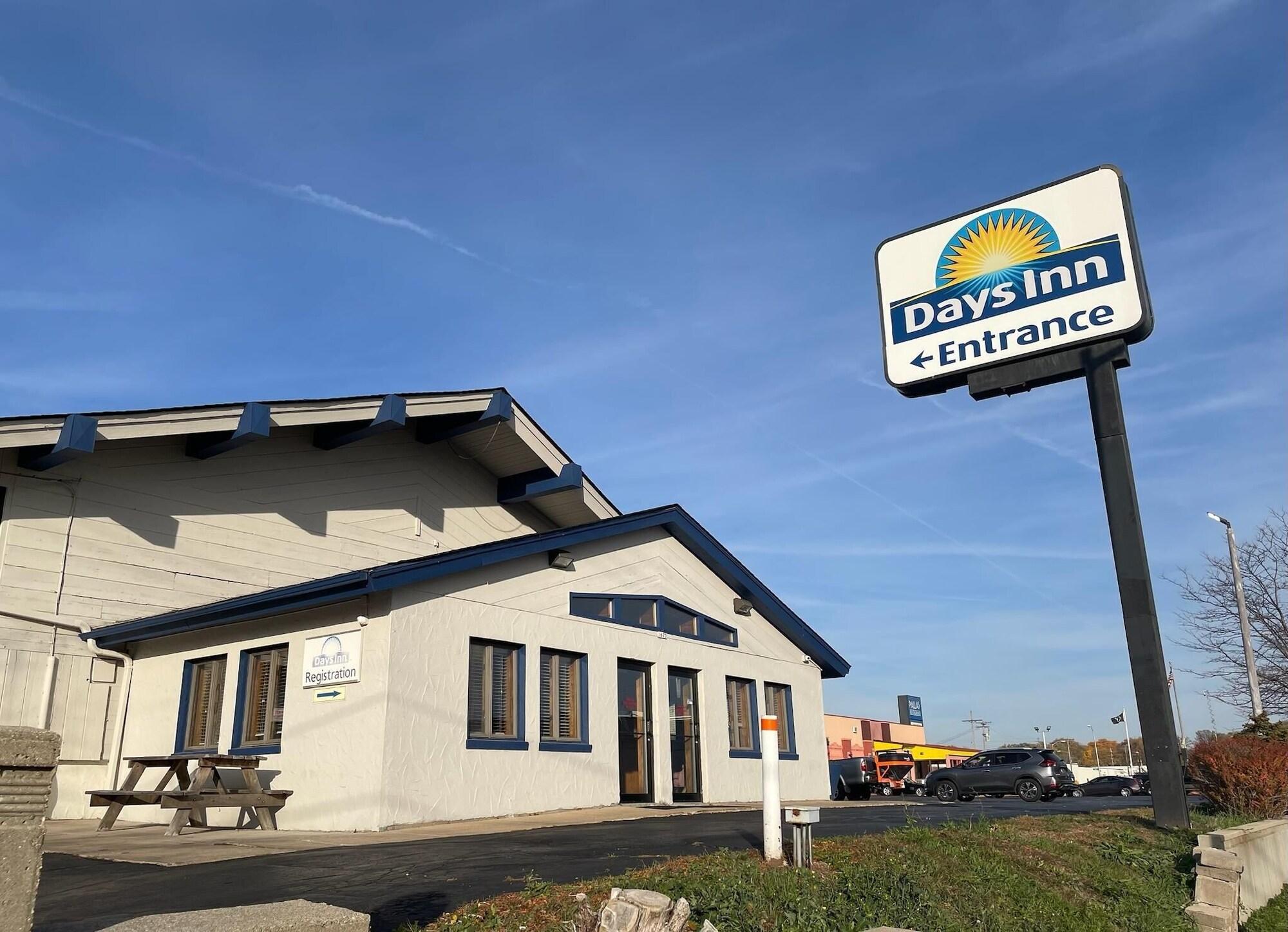 Vista Exterior Days Inn by Wyndham West Allis/Milwaukee