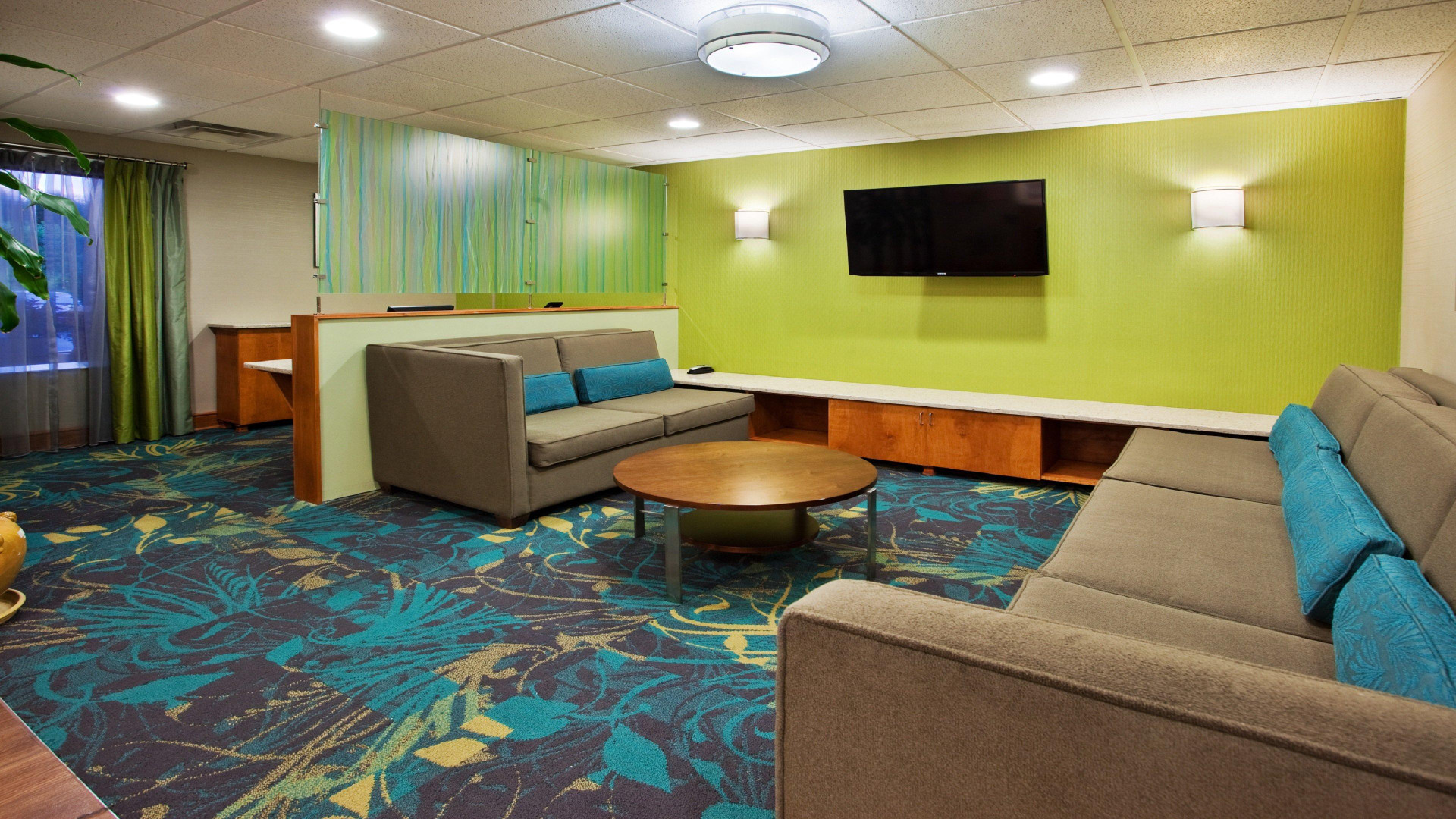Vista Lobby Holiday Inn Express & Suites Kimball by IHG