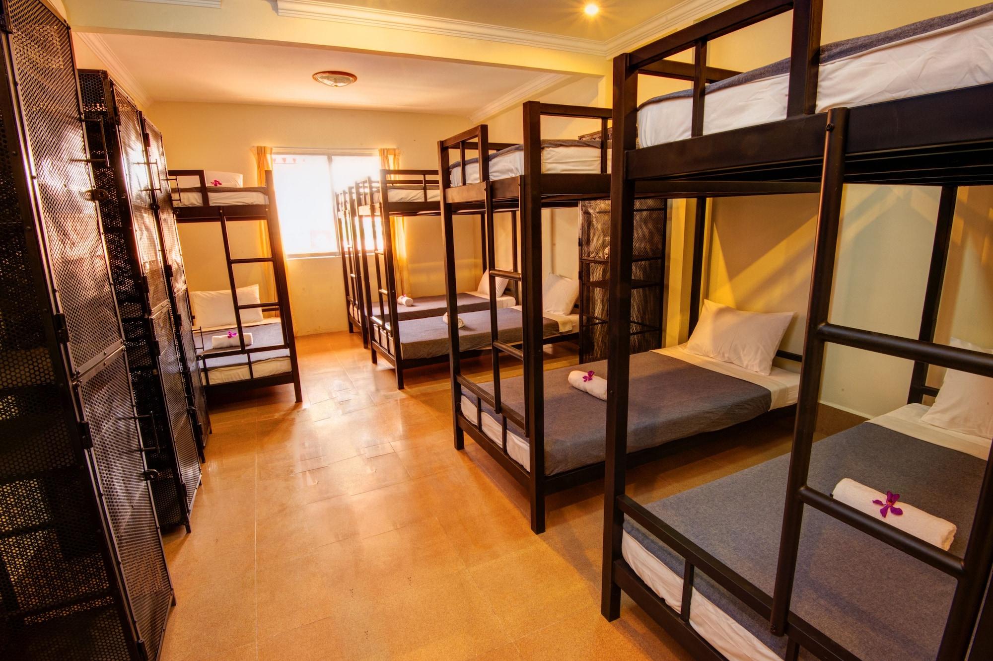 Varios B52 Hostel