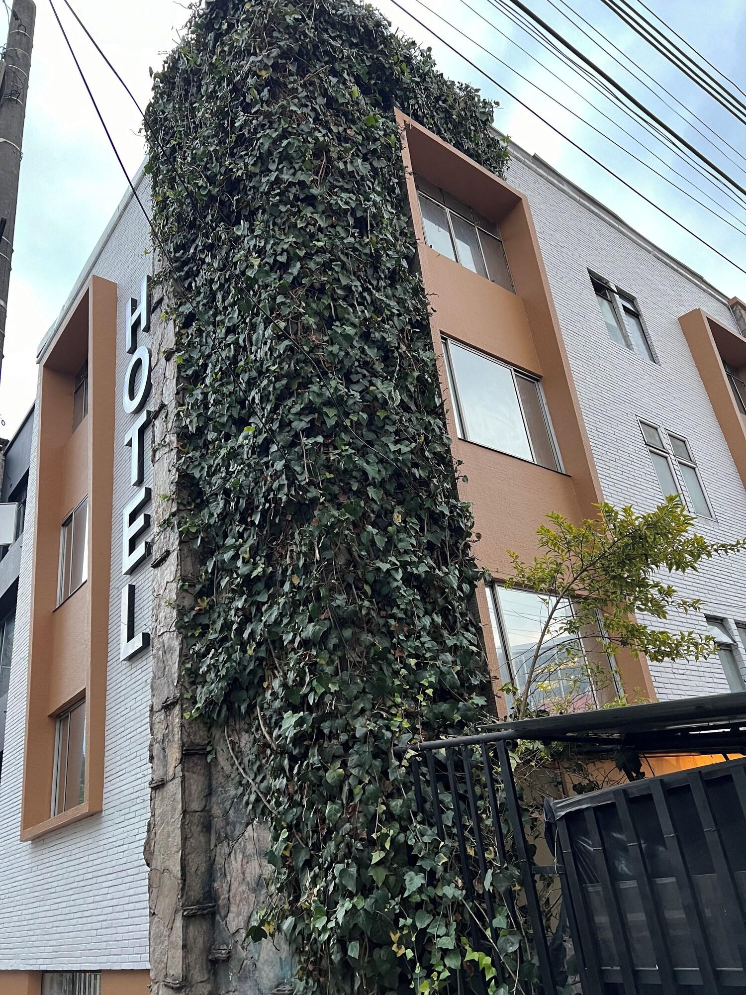 Varios Hotel Calantha