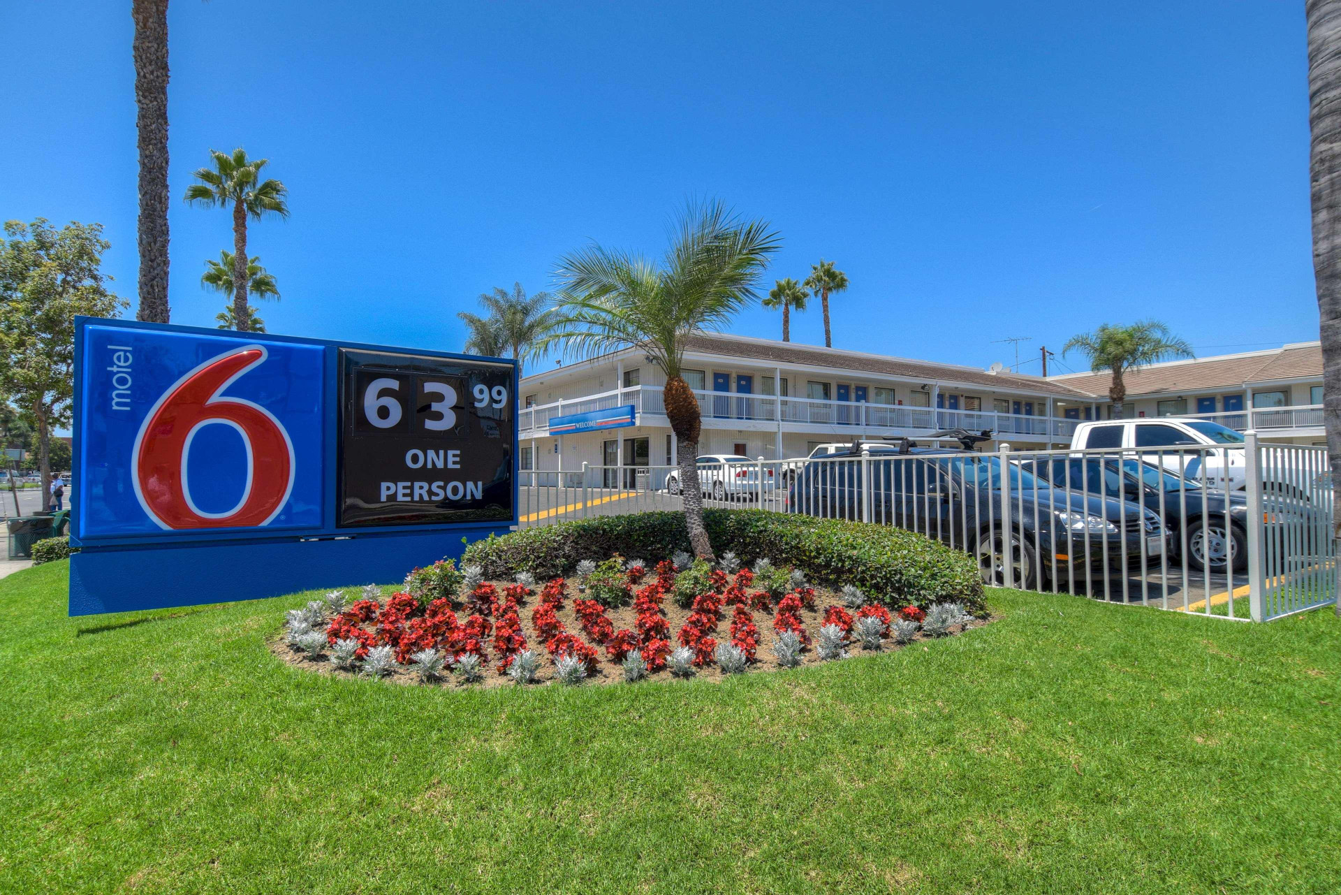 Vista Exterior Motel 6 Santa Ana, CA
