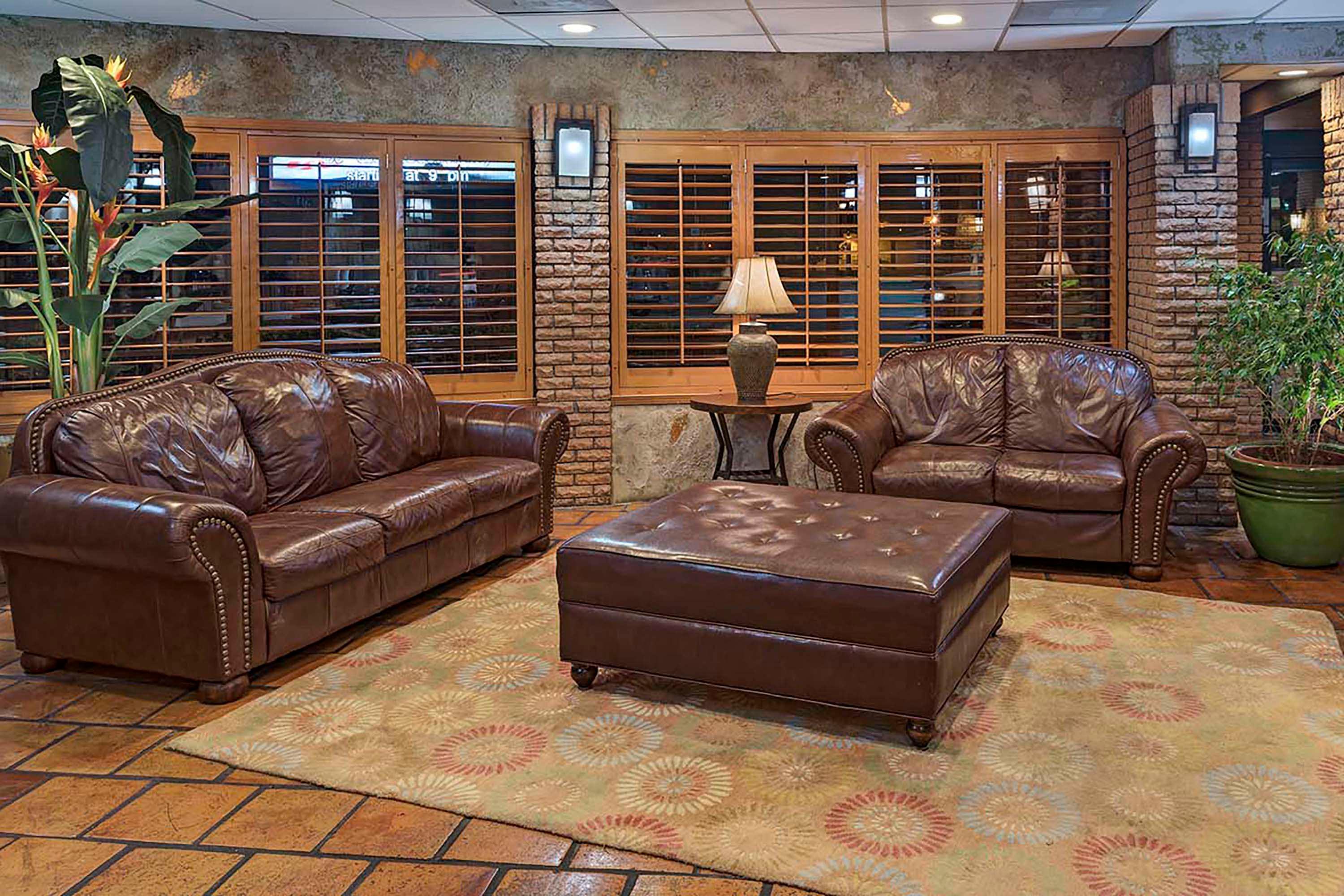 Vista Lobby Stevens Inn a Howard Johnson by Wyndham