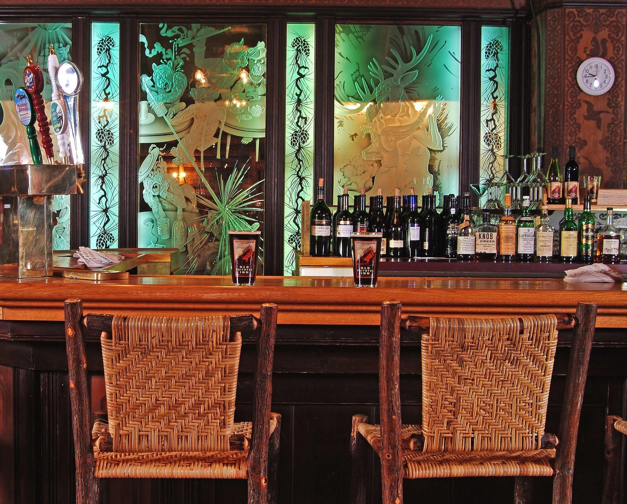 Bar/Salón Old Faithful Inn - Inside the Park