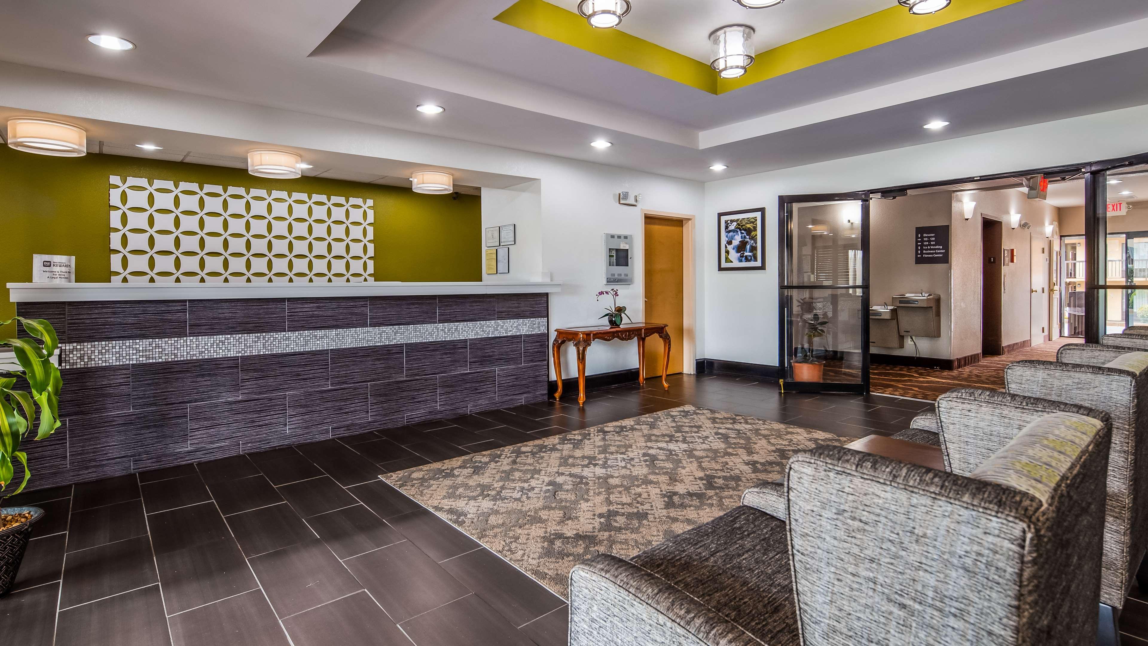 Vista Lobby Best Western Commerce Inn