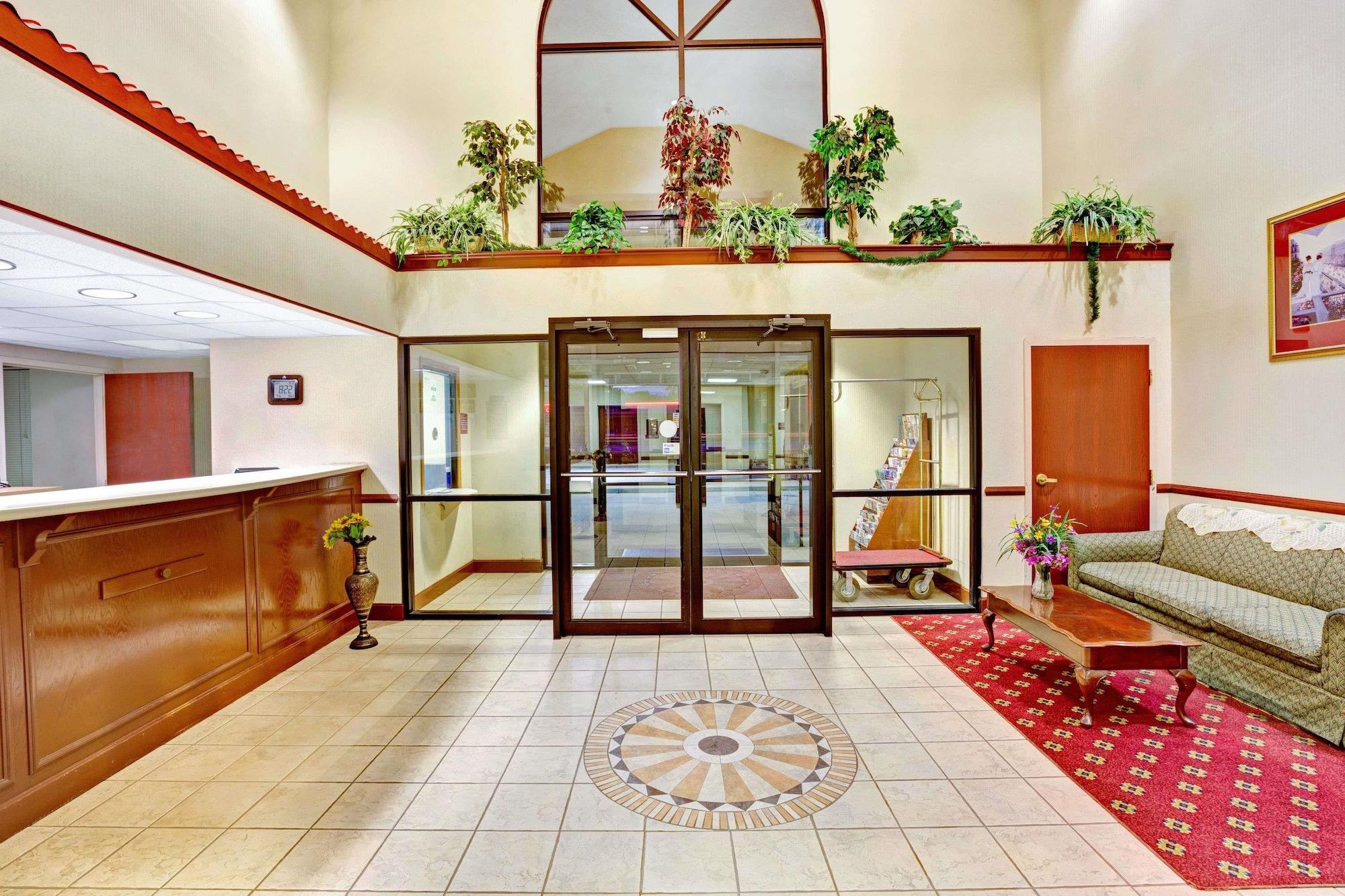 Vista Lobby Days Inn & Suites by Wyndham Louisville SW