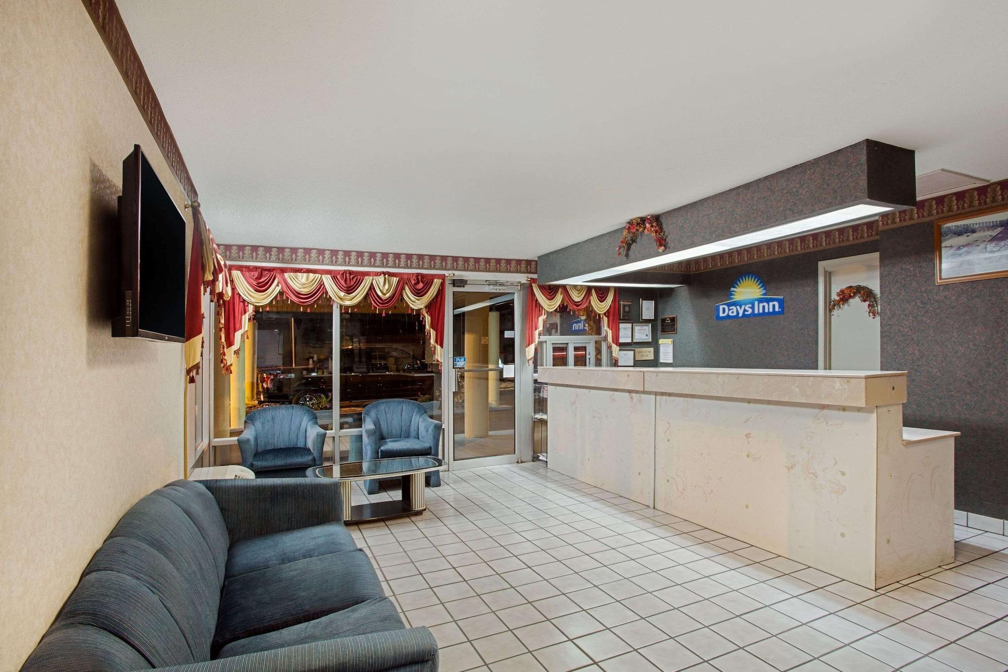 Vista Lobby Days Inn by Wyndham Greeneville