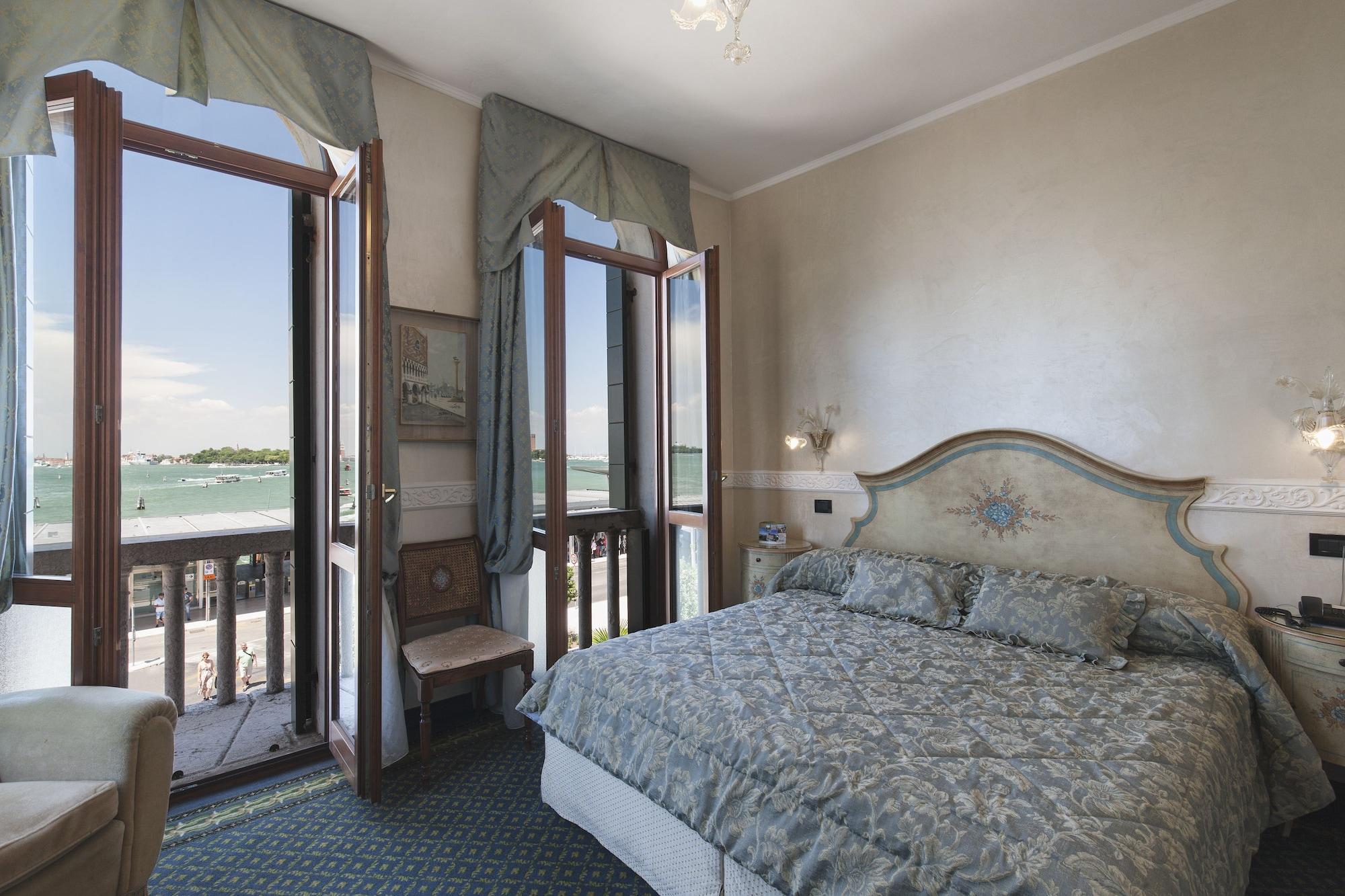 Varios Hotel Riviera