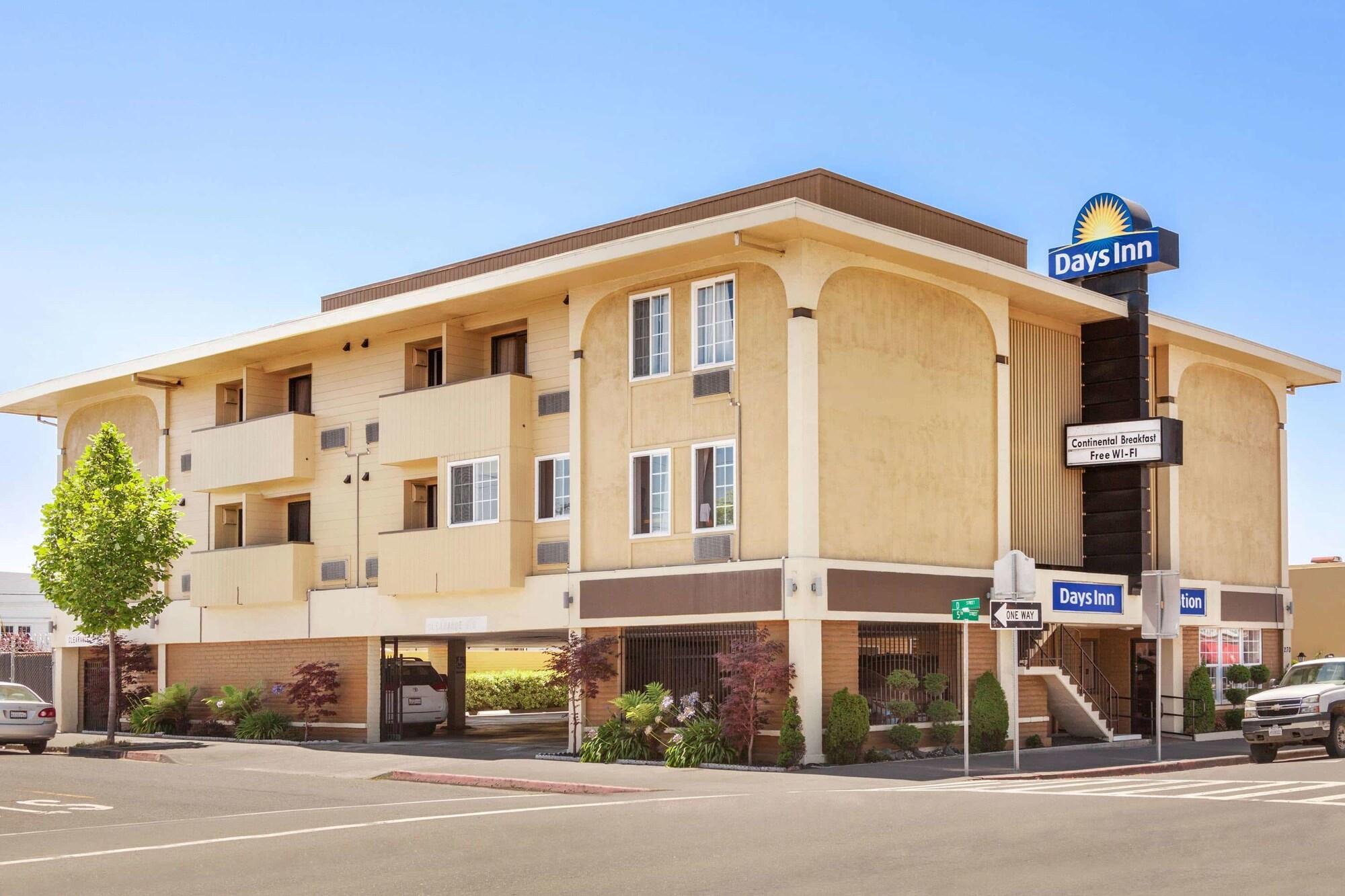 Vista Exterior Days Inn by Wyndham Eureka CA